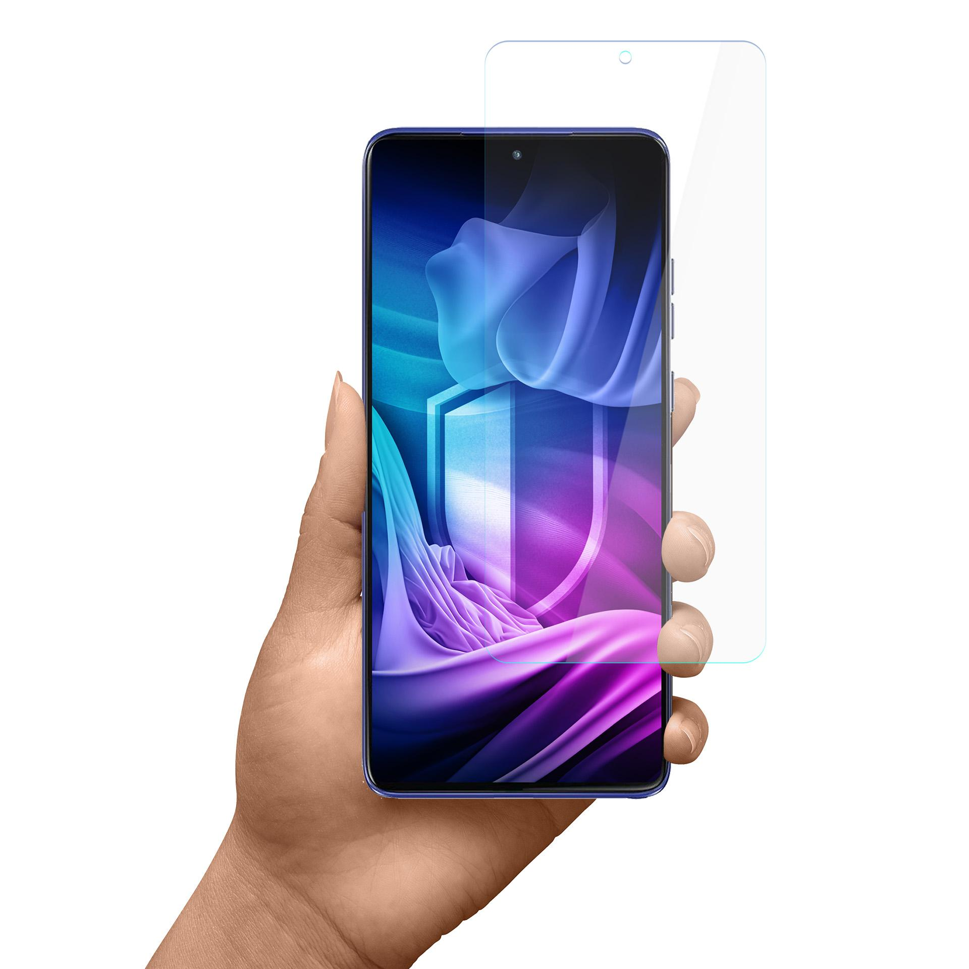 Dłoń trzyma smartfon z ochraniaczem ekranu. Ekran wyświetla fioletowo-niebieski wzór.