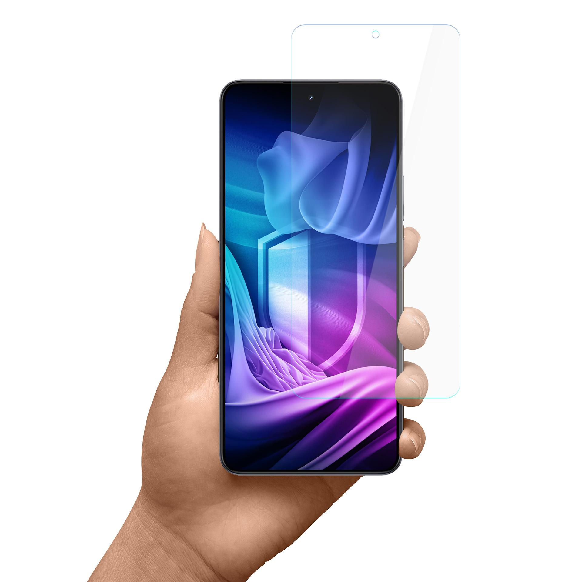 Dłoń trzyma smartfon z ochraniaczem ekranu. Telefon wyświetla niebiesko-fioletowy abstrakcyjny wzór.