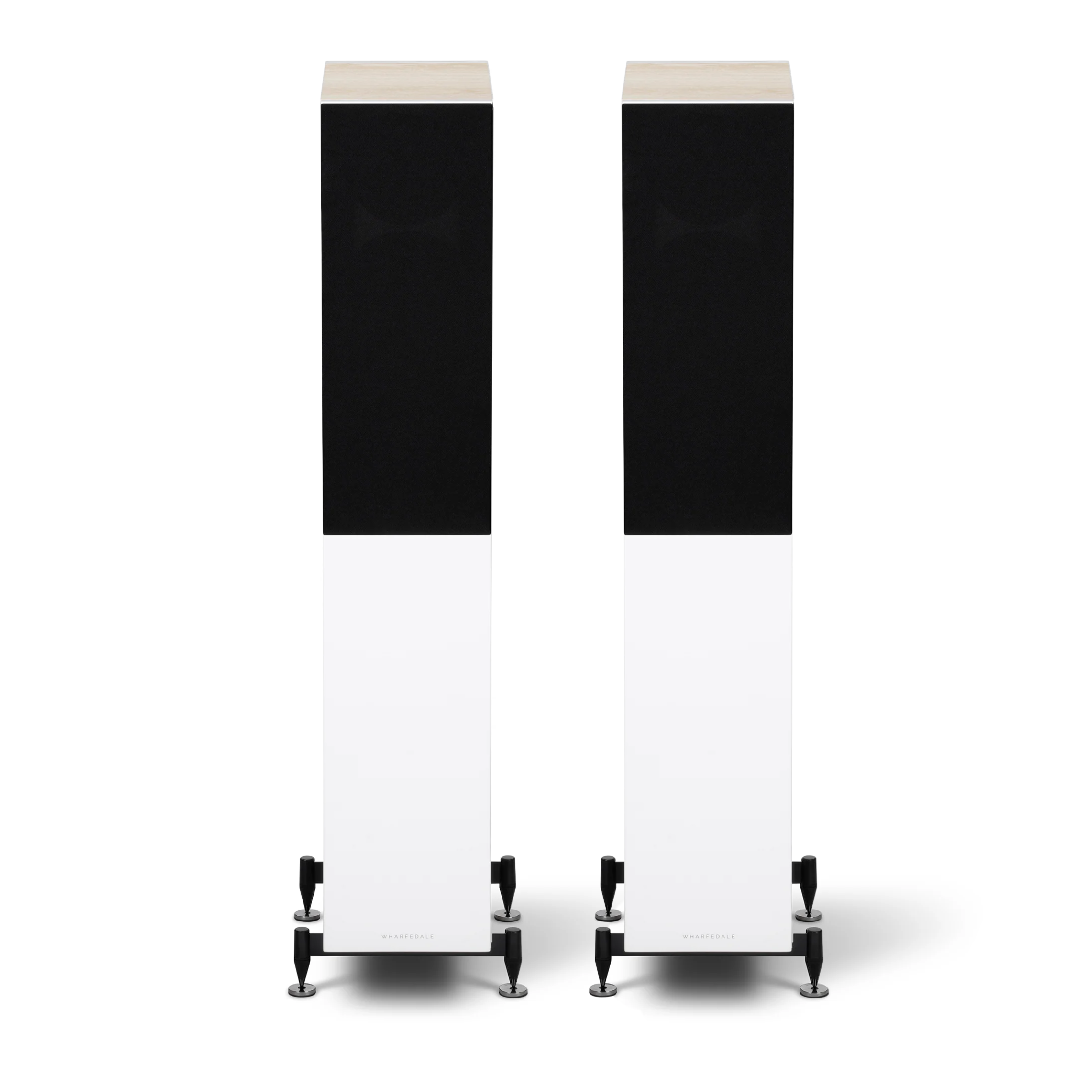 Deux grands haut-parleurs, dessus noirs, dessous blancs, sur socles, sur fond blanc.