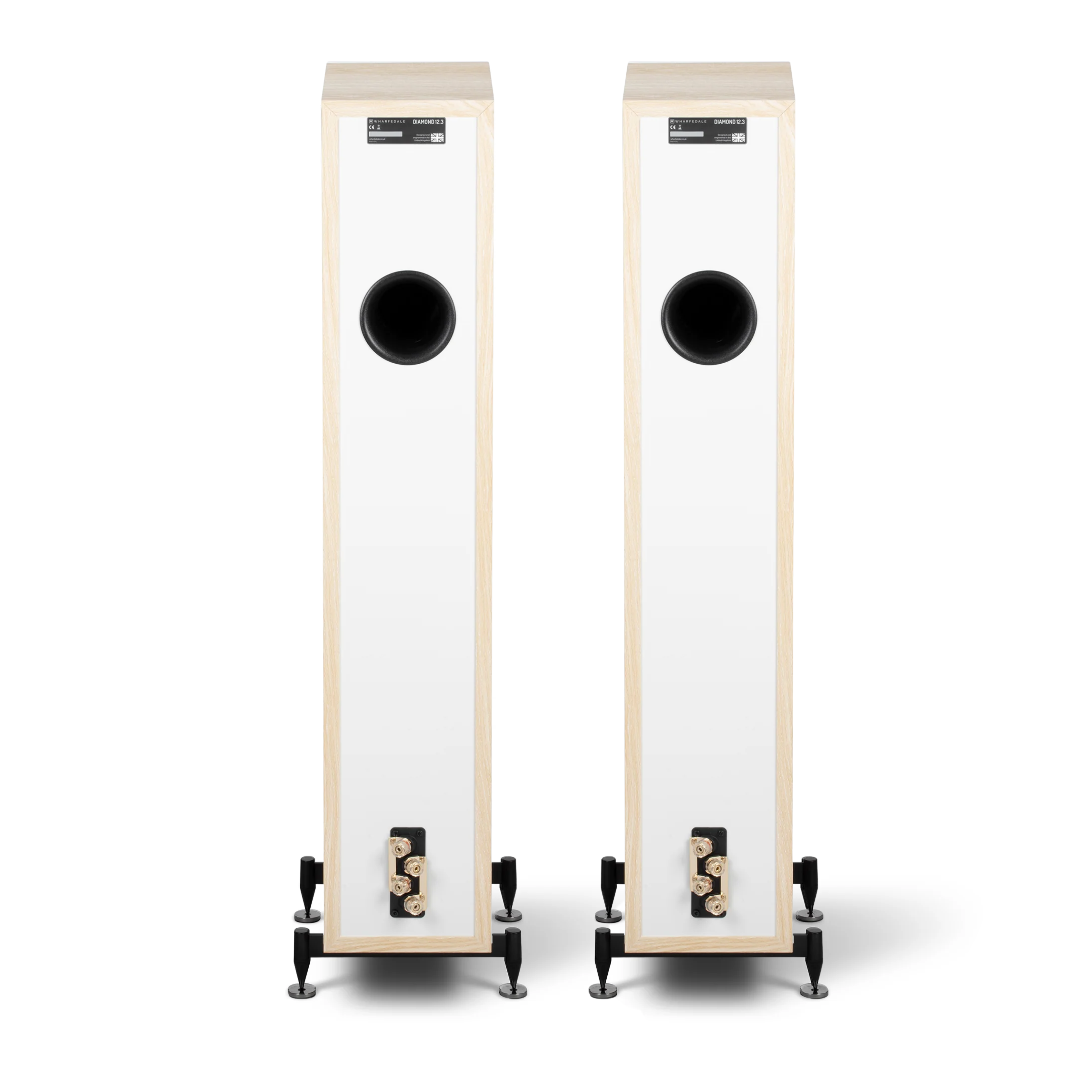 Deux grands haut-parleurs, façade blanche avec cercle noir, cadre en bois clair, supports noirs, sur fond blanc.