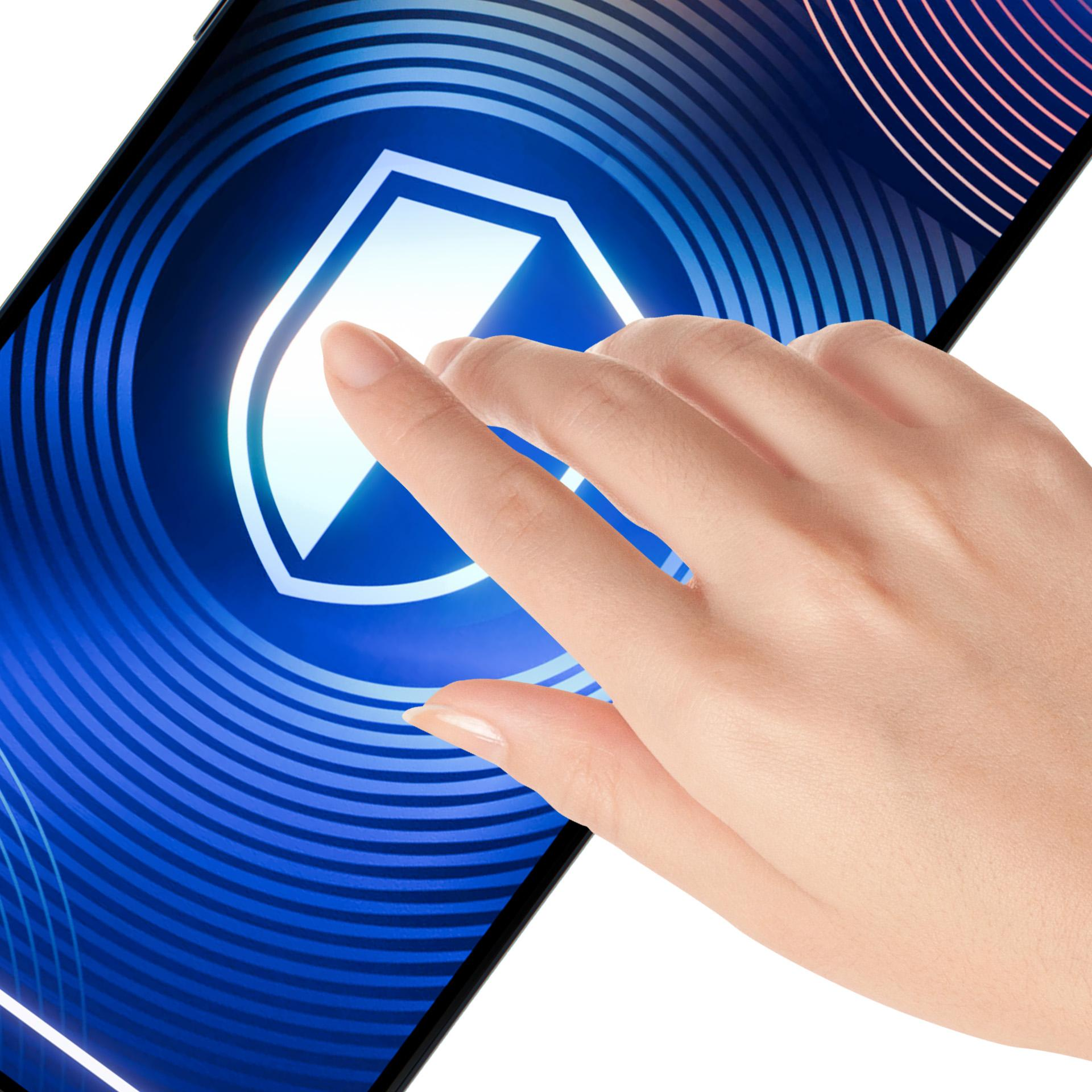 Dłoń dotyka ekranu telefonu z ikoną tarczy na niebieskim, okrągłym tle.