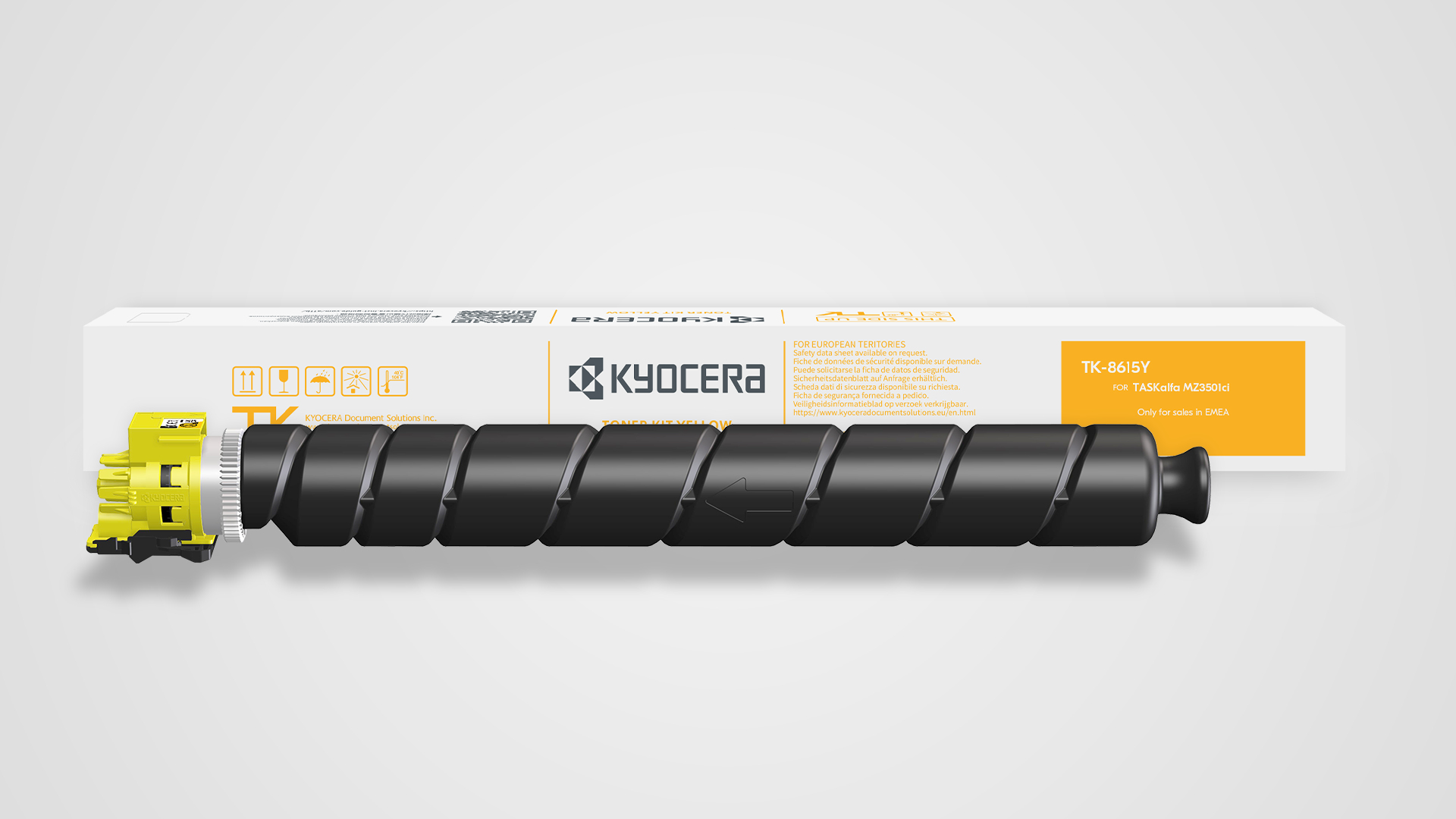 Una cartuccia toner Kyocera con estremità gialla e corpo nero, davanti a una scatola bianca con testo.