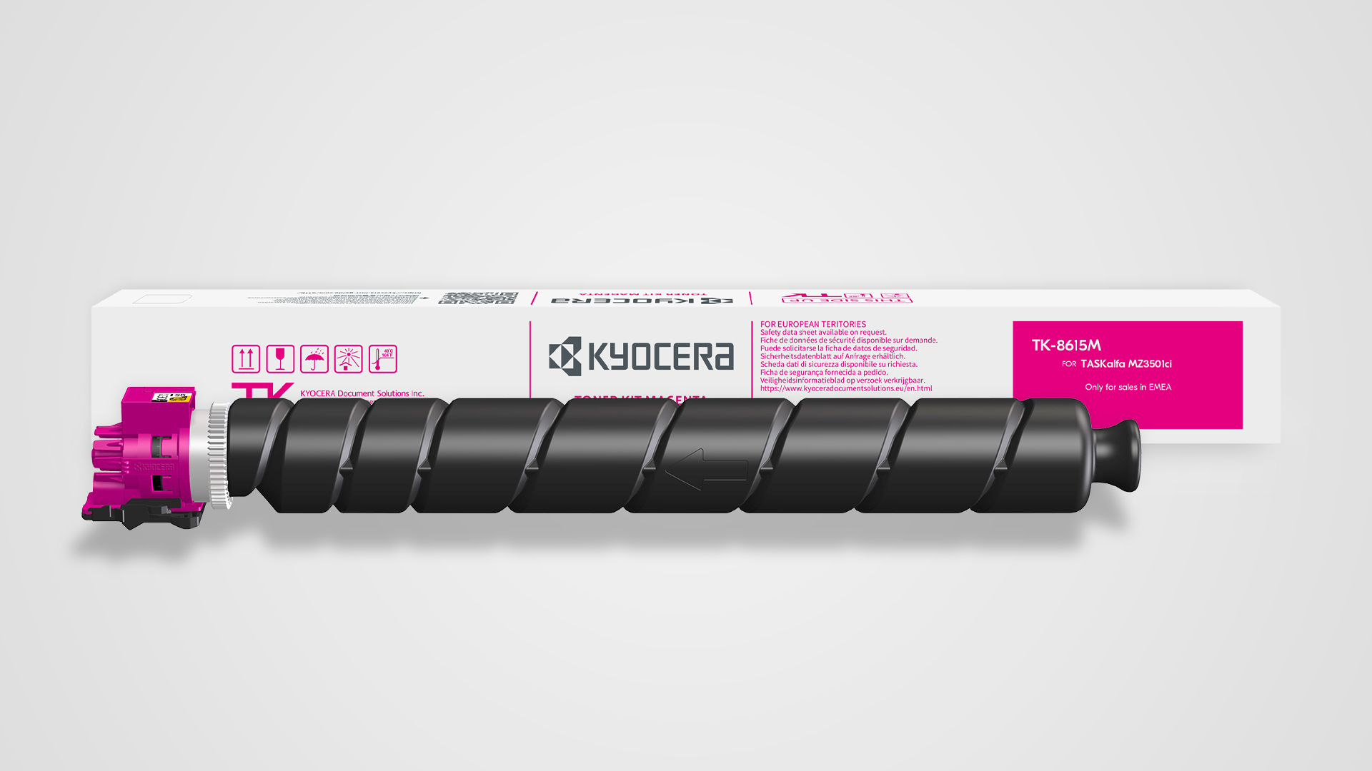 Cartuccia toner Kyocera. Cilindro nero con estremità rosa. Scatola bianca con etichetta magenta. Testo e loghi visibili.