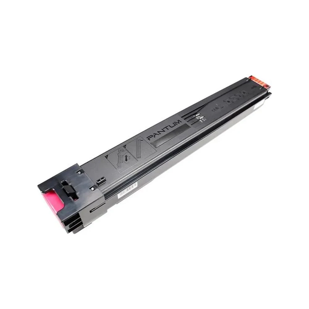 Una cartuccia toner per stampante Pantum. È per lo più grigio scuro con una sezione rosa. Il marchio è stampato in alto.