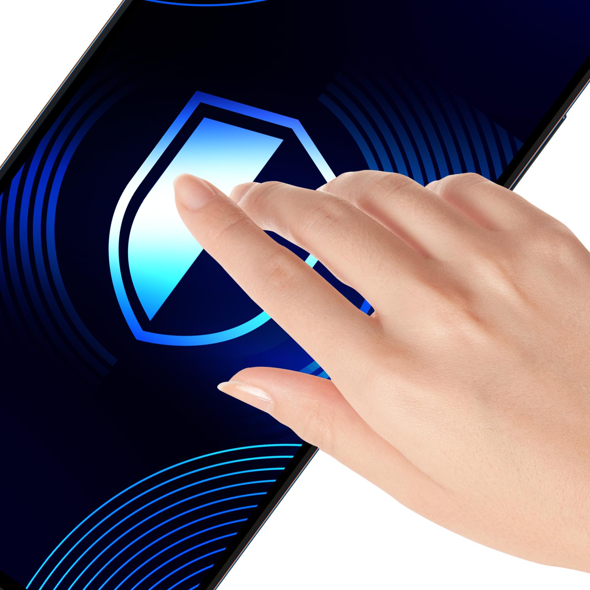 Dłoń dotyka ekranu telefonu. Widoczna niebieska ikona tarczy. Ciemnoniebieskie tło z niebieskimi liniami.