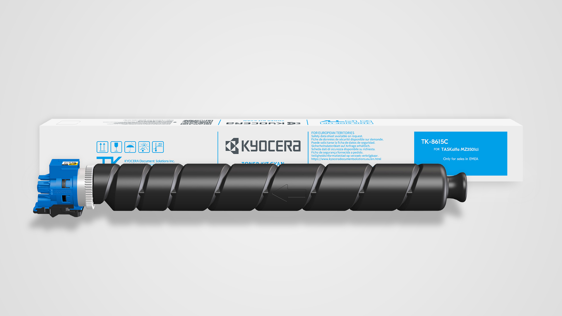 Una cartuccia toner Kyocera è esposta su una superficie bianca. La cartuccia è nera con un componente blu. La confezione è sullo sfondo.