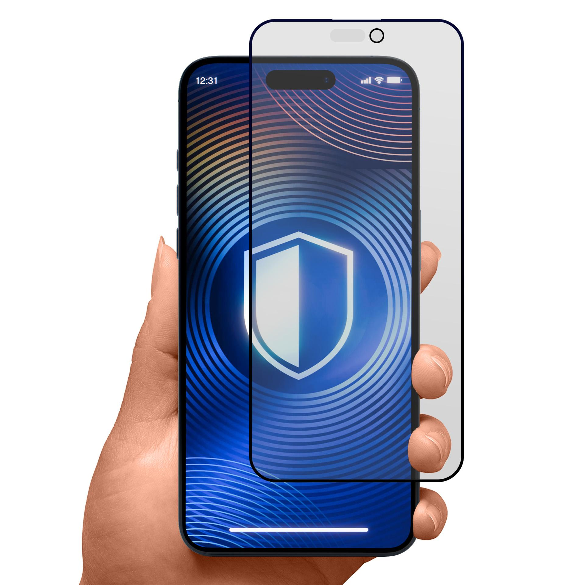 Ręka trzymająca smartfon z ochroną ekranu. Ekran pokazuje logo tarczy. Białe tło.