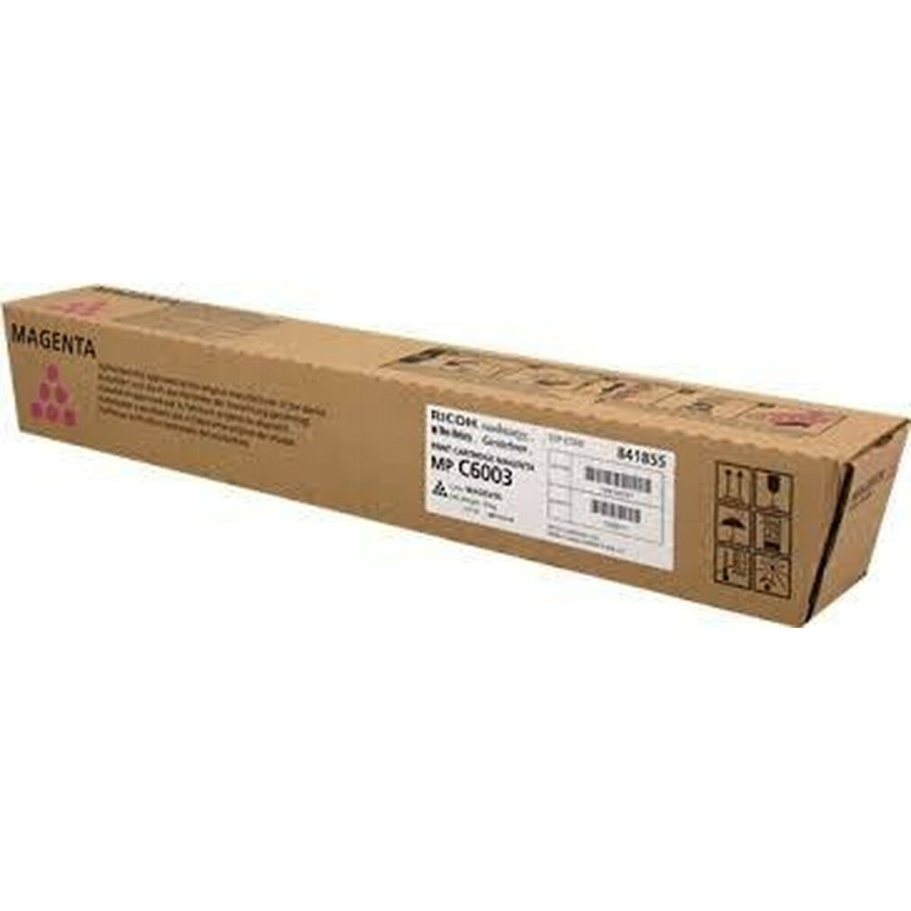 Una scatola di cartone marrone con l'etichetta 'Magenta' e 'MP C6003'. Ha un'etichetta bianca con codice a barre e simboli di sicurezza.
