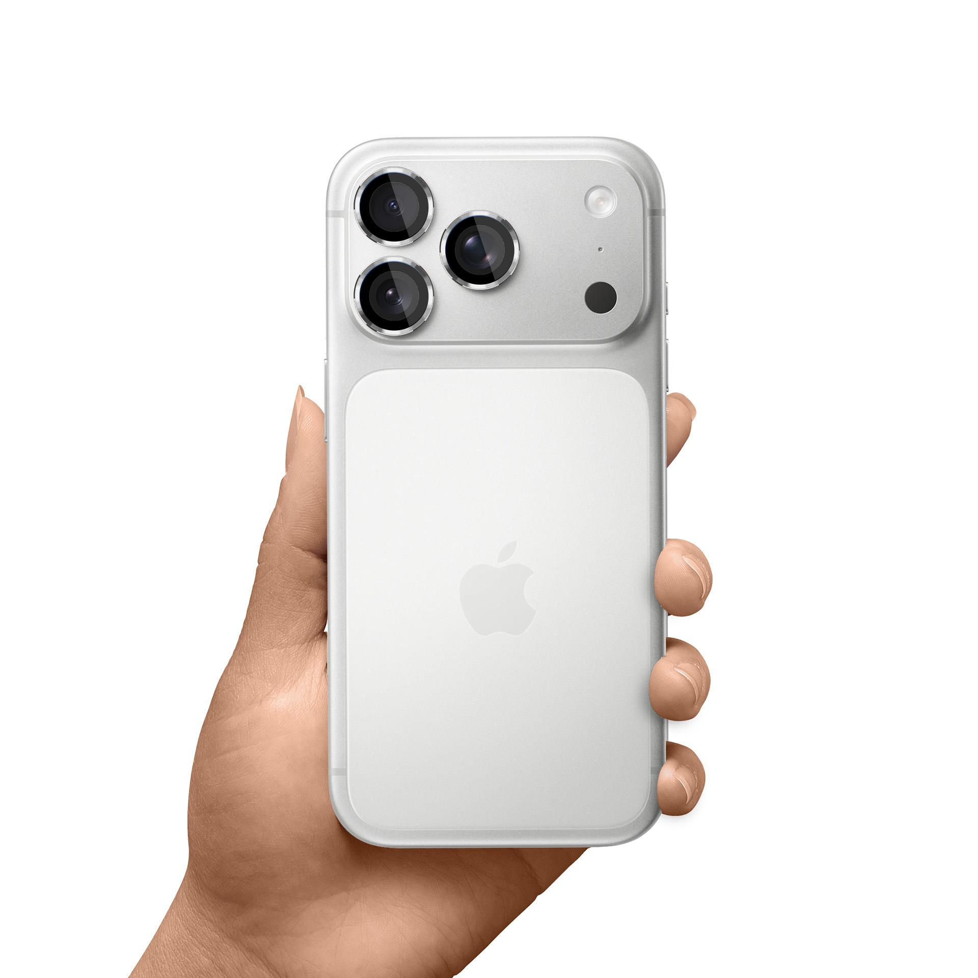 Una mano tiene un iPhone bianco con tre fotocamere. Il logo Apple è visibile. Lo sfondo è bianco.