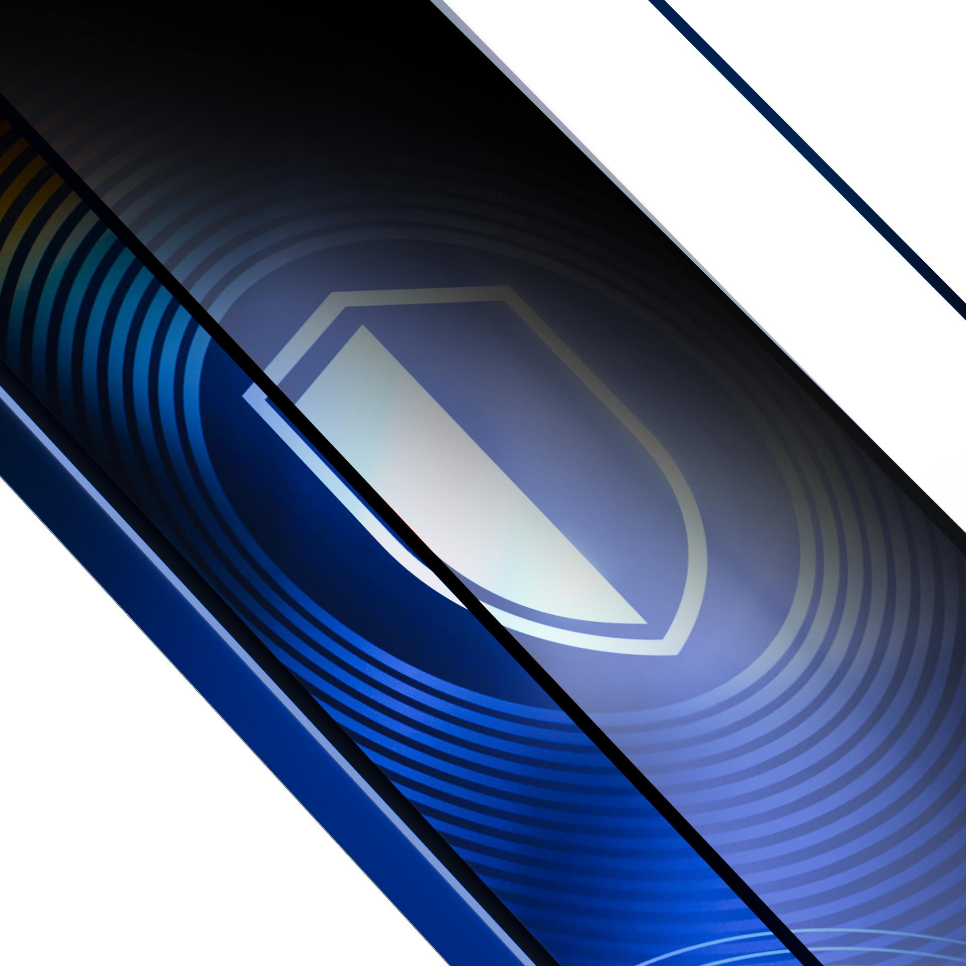 Abstrakcyjny obraz z niebieskimi i białymi geometrycznymi kształtami. Zawiera wzór w kształcie tarczy i gradientowe tło.