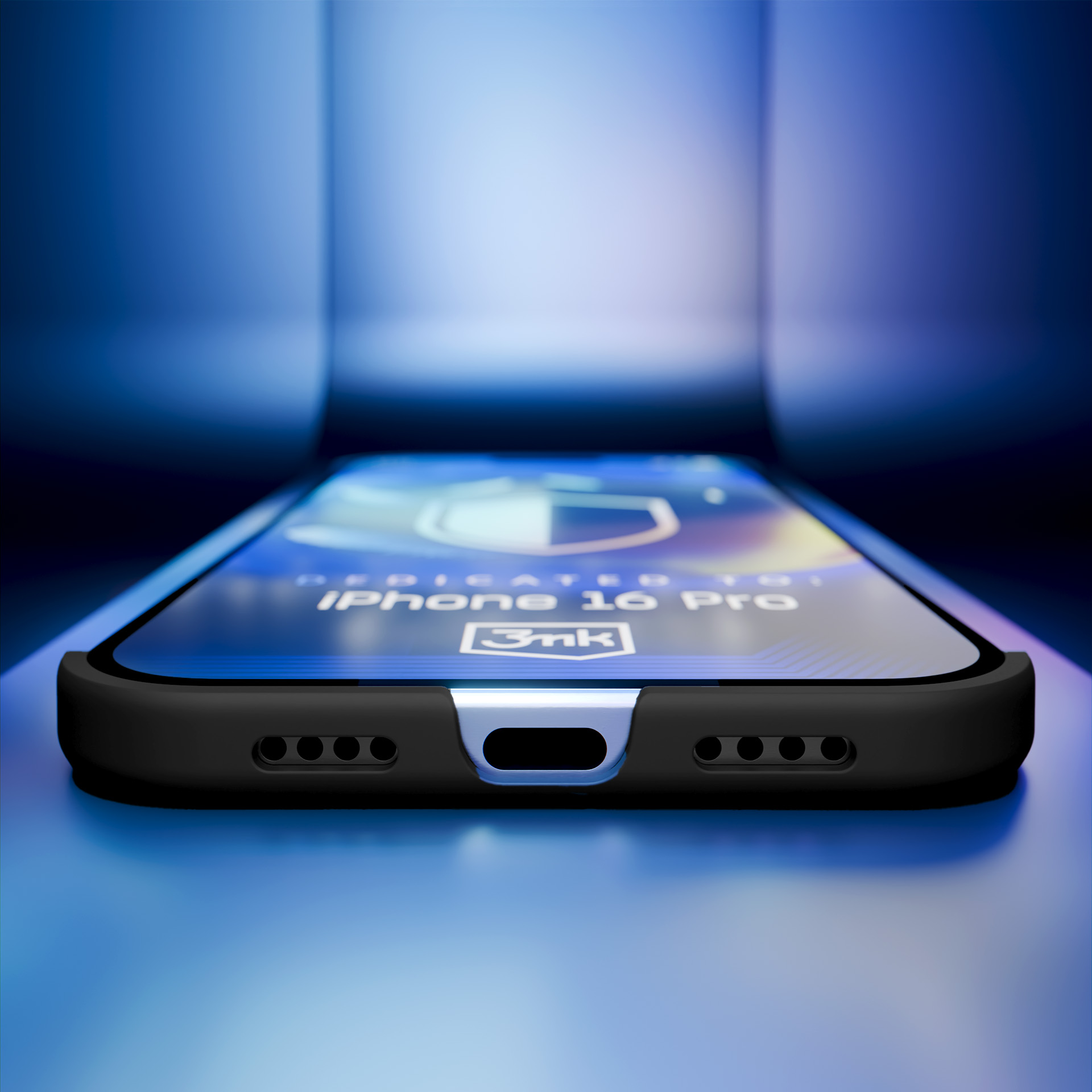 Zbliżenie czarnego etui na telefon na niebieskim tle z gradientem, widoczny ekran telefonu.