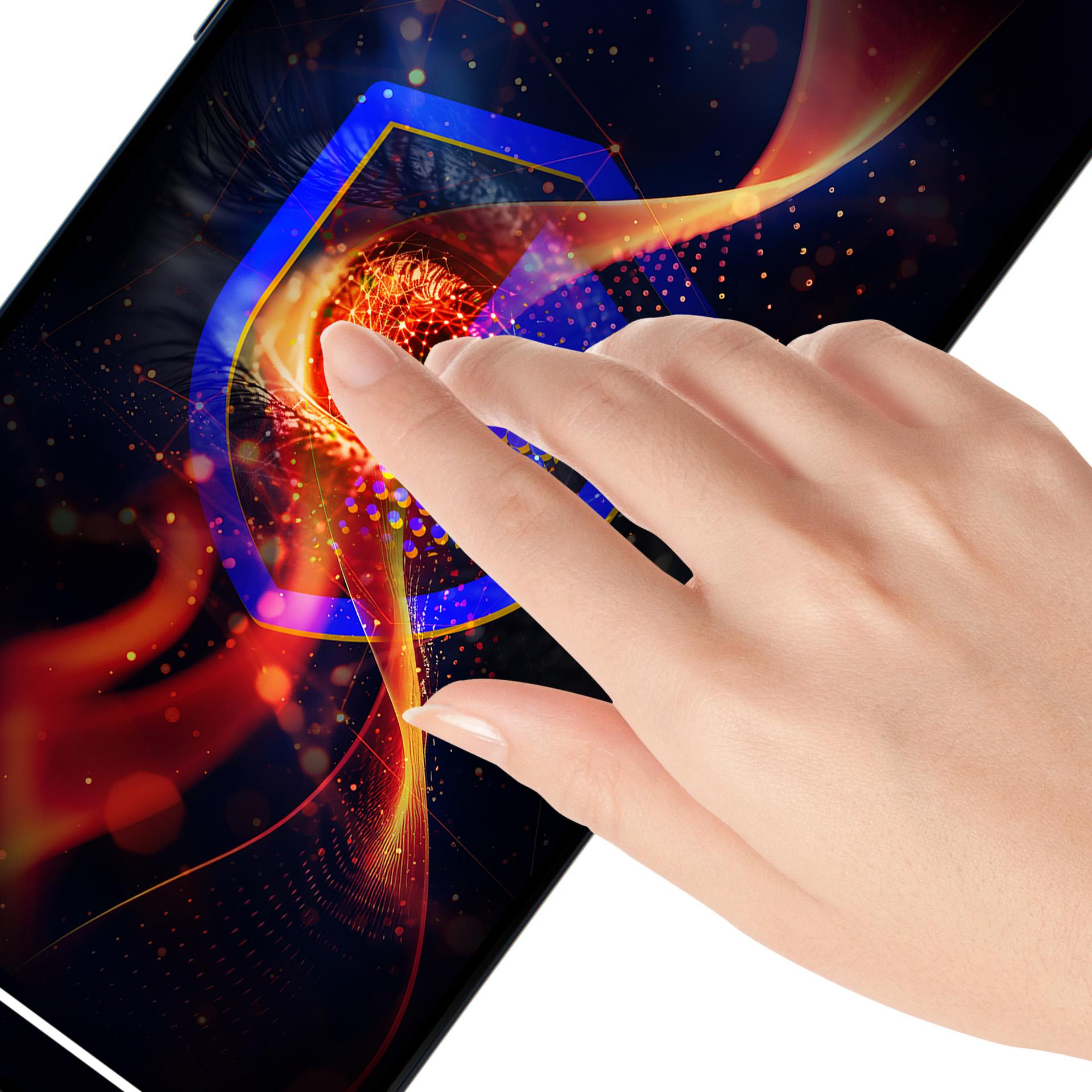 Mano che tocca lo schermo di un tablet. Design astratto di colori rosso, arancione e blu sullo sfondo.