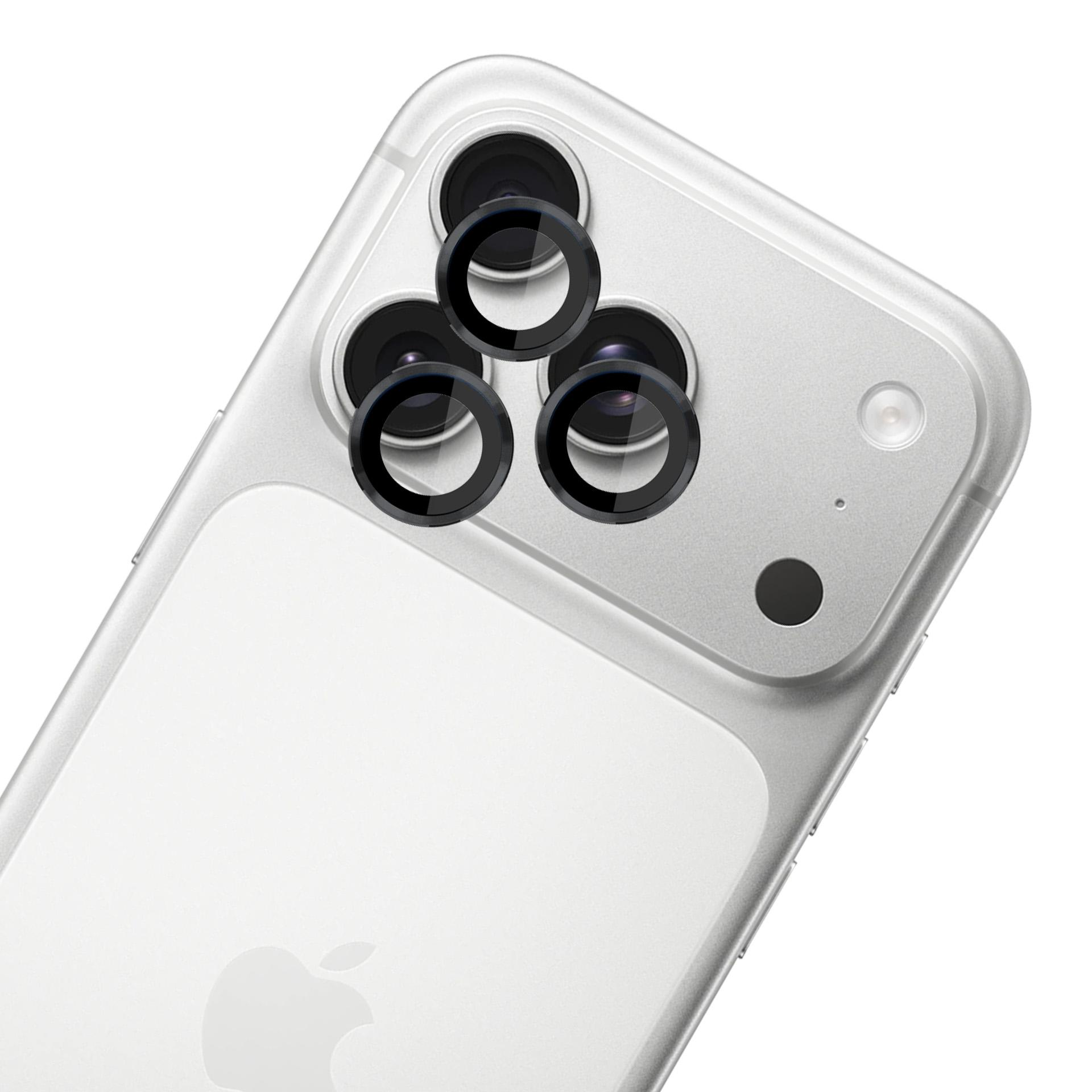 Retro iPhone argento con protezioni per lenti. Il telefono ha tre lenti, flash e un punto nero.