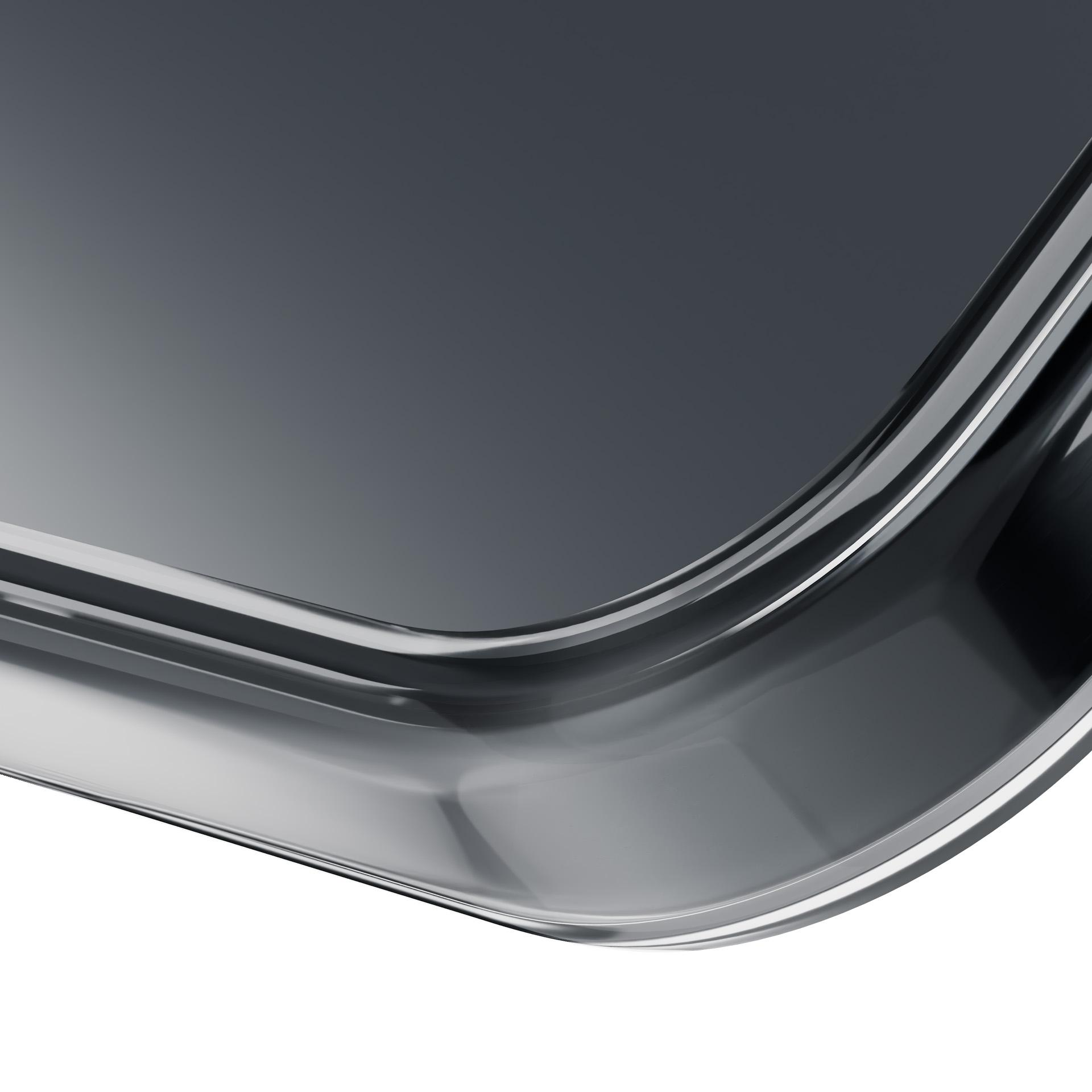 Immagine astratta con un elemento curvo, metallico, grigio su sfondo bianco. Ha una superficie riflettente.