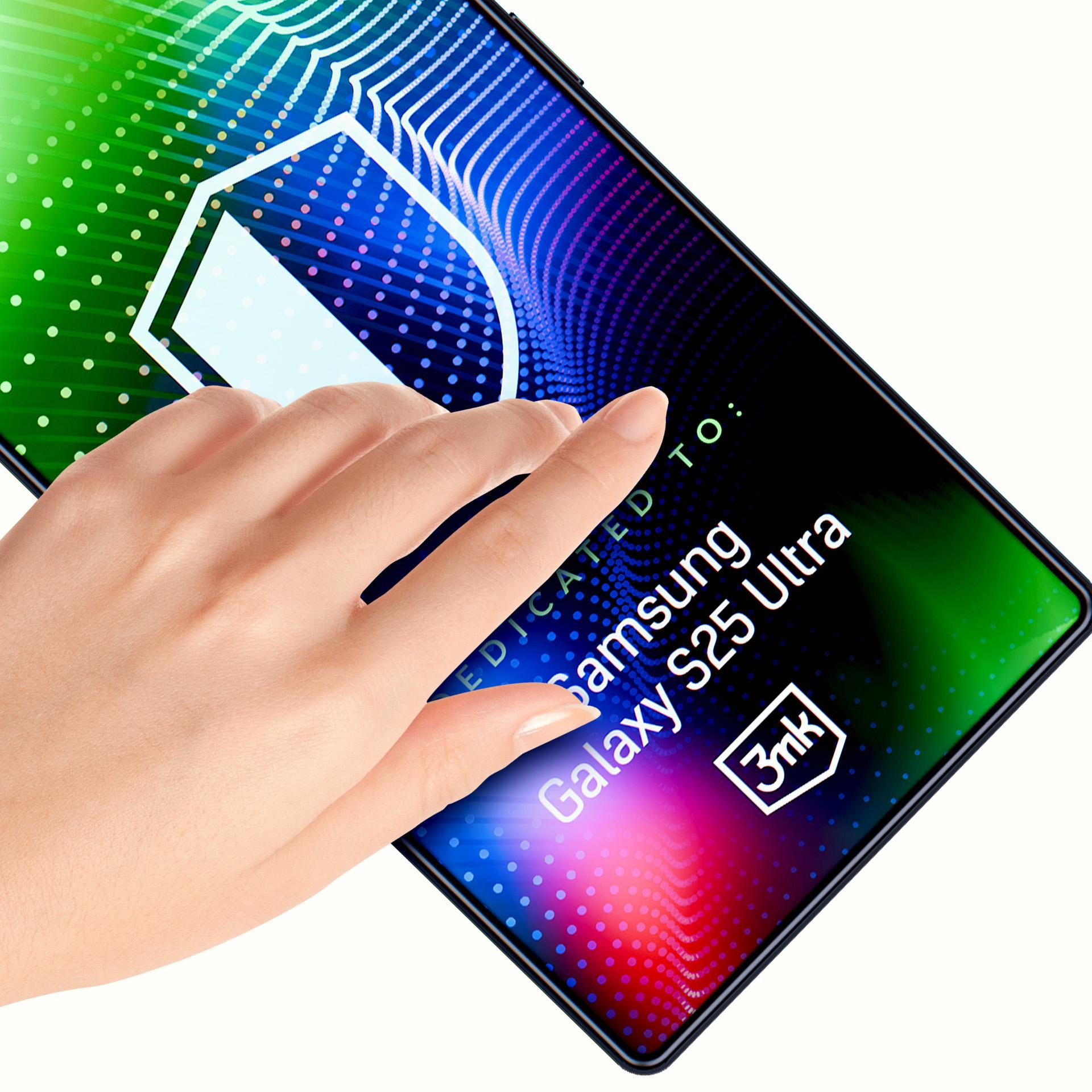 Dłoń dotyka ekranu telefonu. Ekran wyświetla 'Samsung Galaxy S25 Ultra' i grafikę tarczy.