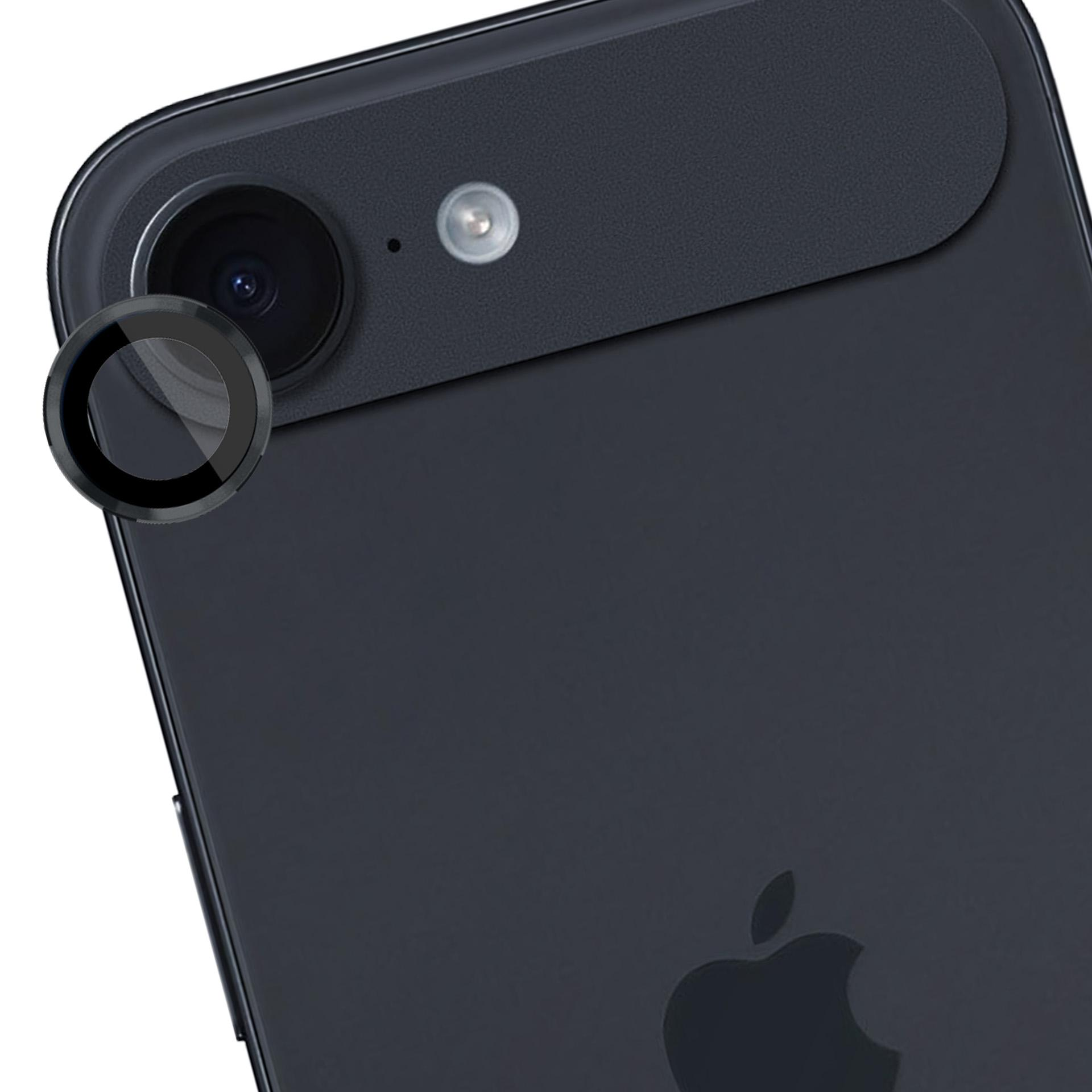 Primo piano di un telefono grigio scuro con un accessorio per lenti. Il telefono ha fotocamera, flash e logo Apple.