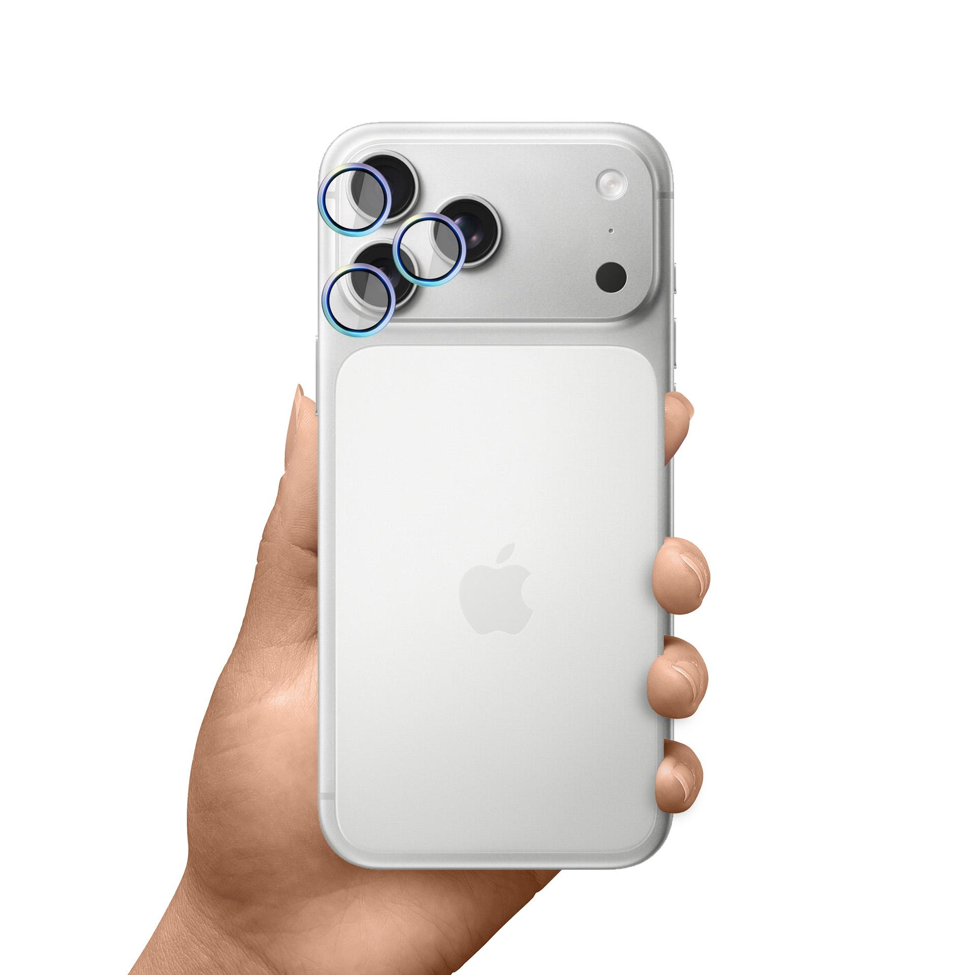 Una mano che tiene uno smartphone bianco con più lenti, un punto nero e il logo Apple.