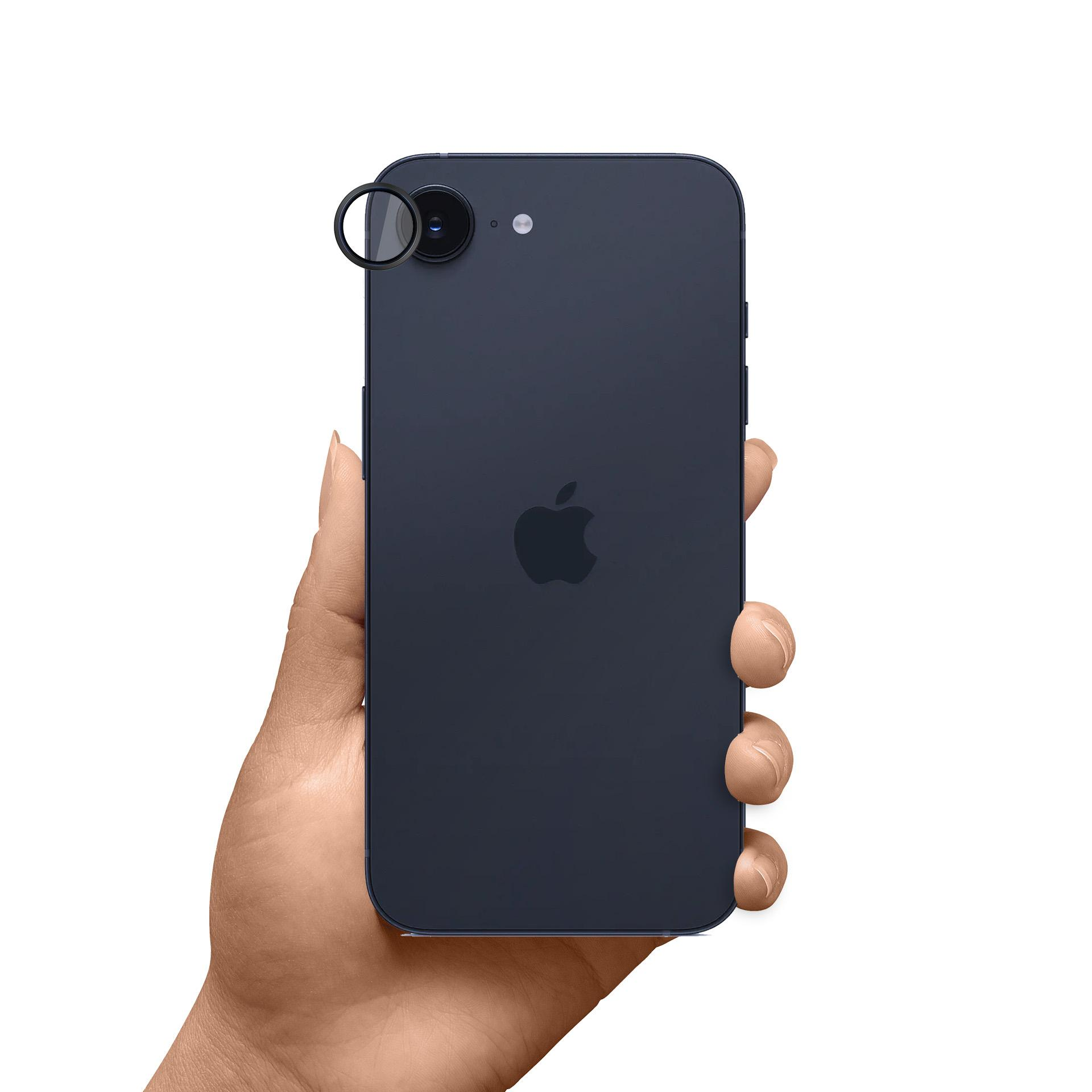 Ręka trzyma granatowego iPhone'a. Obiektyw aparatu jest widoczny. Logo Apple znajduje się na środku.