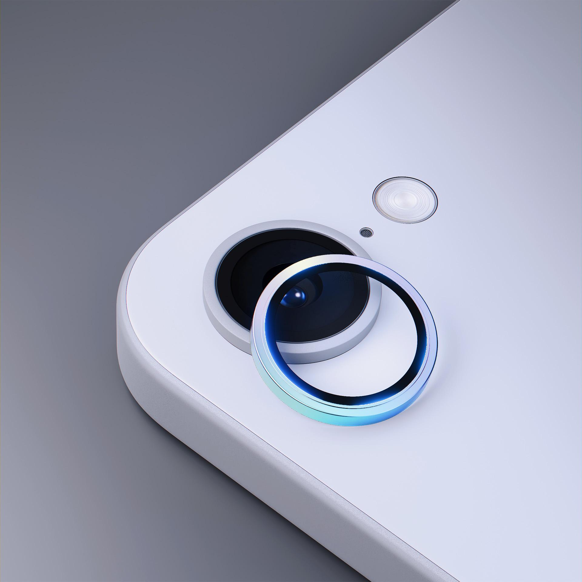 Modulo fotocamera di un telefono con anello obiettivo staccato. Il telefono è bianco, lo sfondo è grigio.