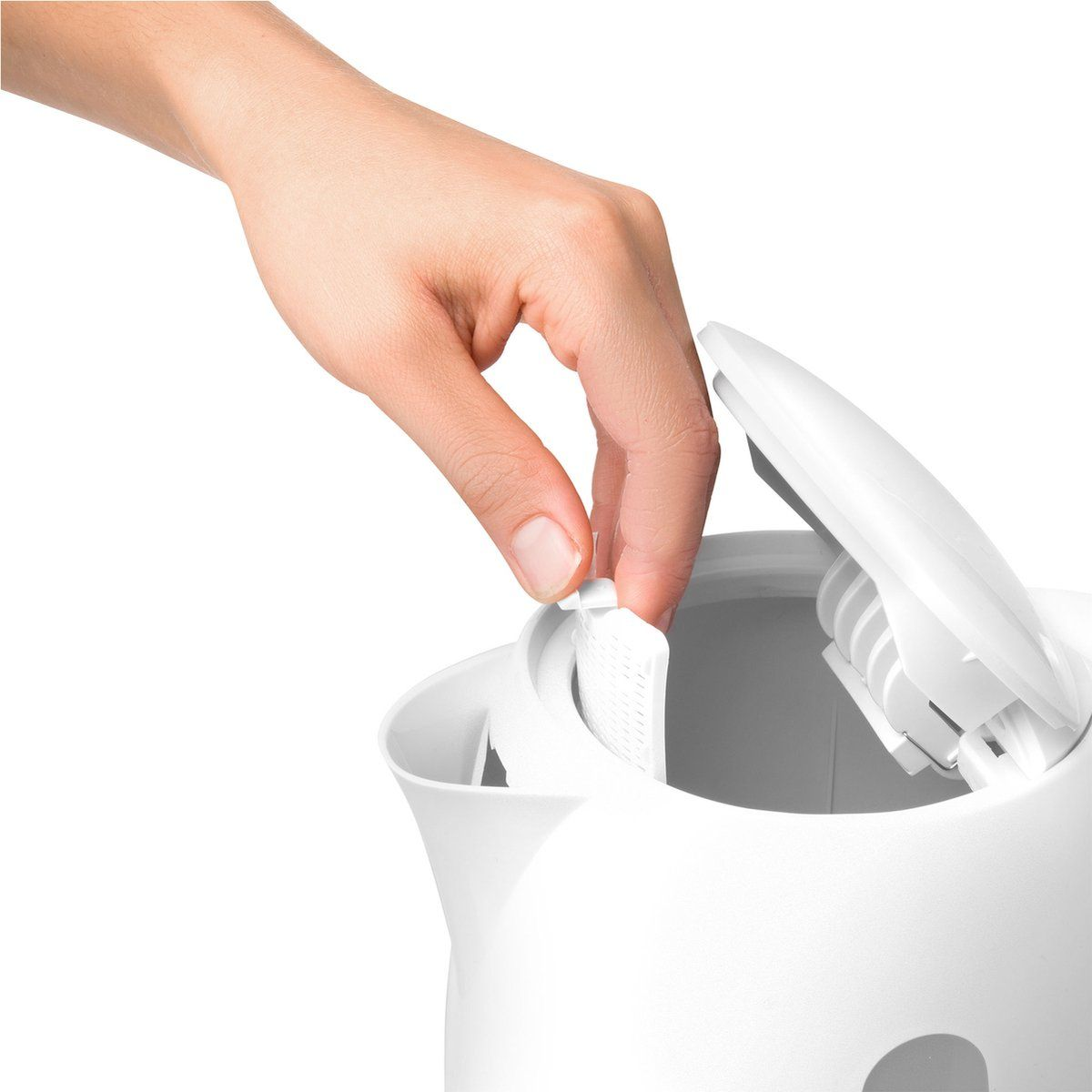 Una mano che inserisce un filtro bianco all'interno di un bollitore elettrico bianco. Il coperchio è aperto. La scena è su sfondo bianco.