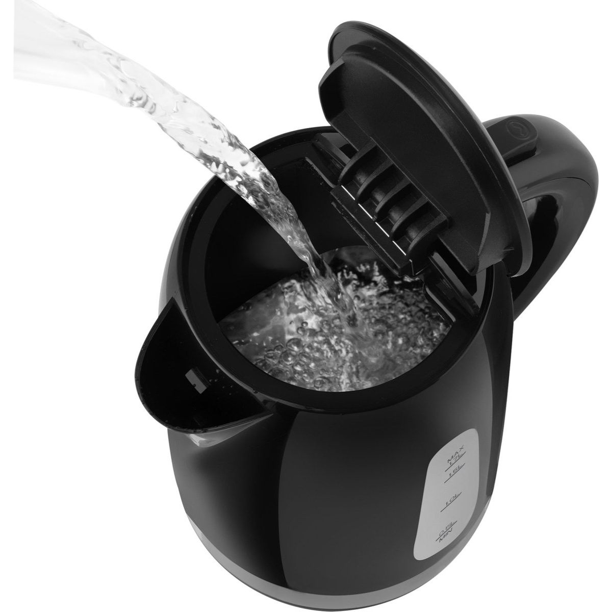 Un bollitore nero che viene riempito d'acqua. Il coperchio è aperto. L'acqua viene versata nel bollitore. Il bollitore è su una superficie bianca.