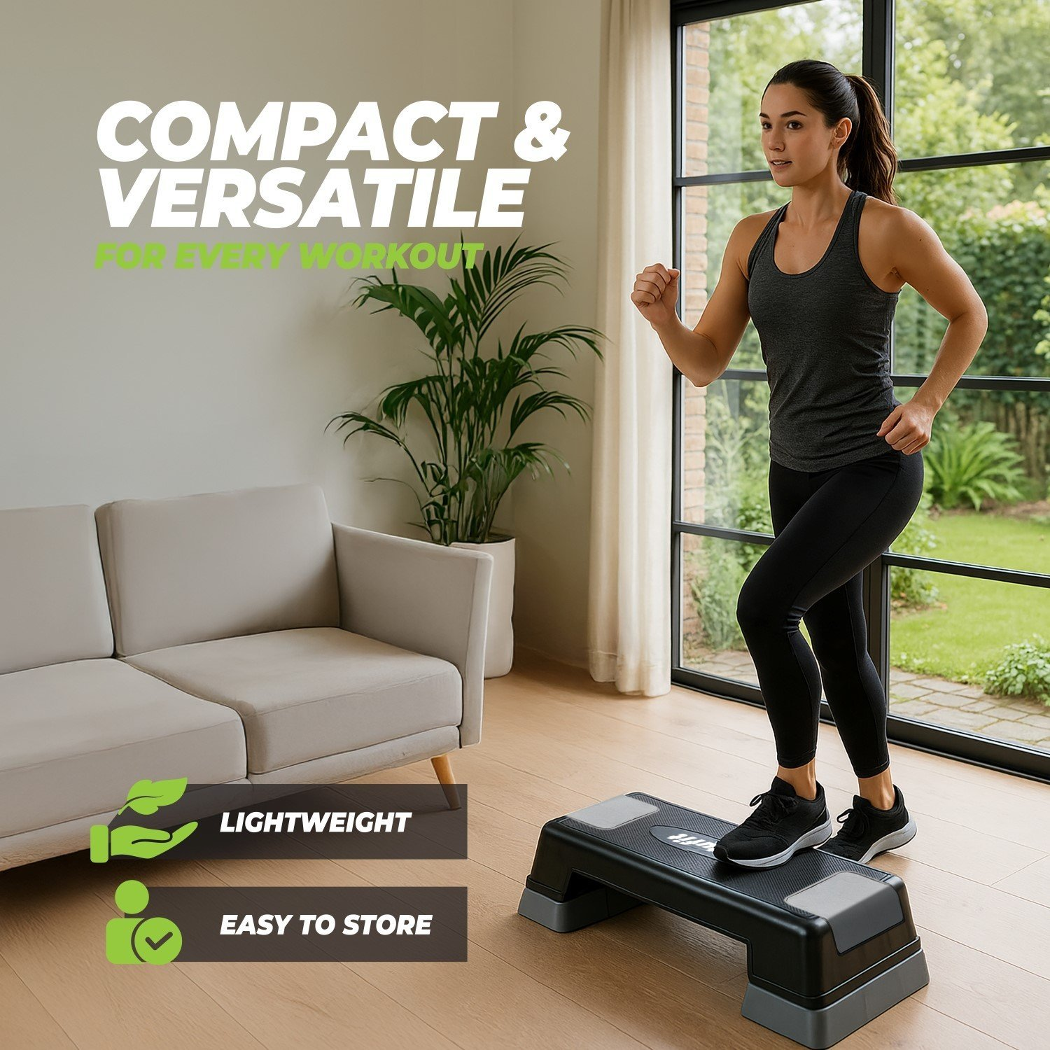 Una donna si esercita su una piattaforma per step. Indossa leggings neri, un top grigio e scarpe da ginnastica nere. Lo sfondo presenta un divano e una finestra.