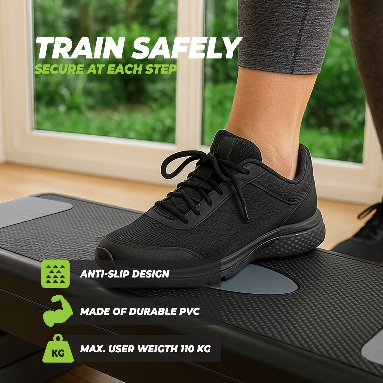 Il piede di una persona con una scarpa nera è su un gradino. Il testo dice 'Allenati in sicurezza'. Il gradino ha un design antiscivolo ed è in PVC resistente.