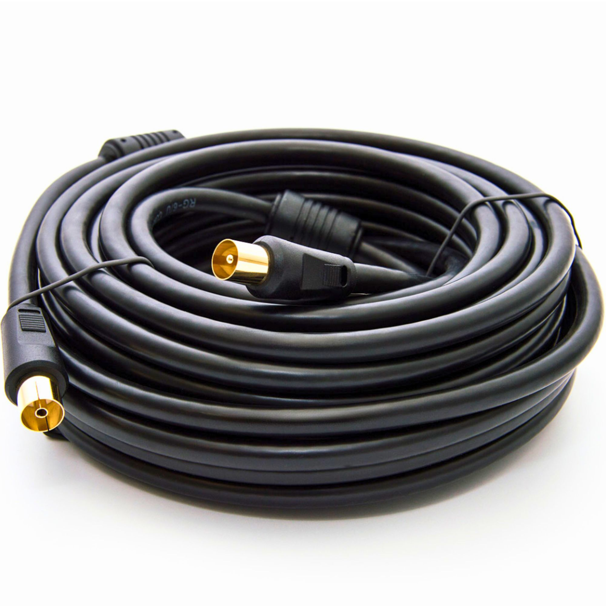 Geringeltes schwarzes Koaxialkabel mit goldfarbenen Steckern auf weißem Hintergrund. Das Kabel ist RG-6U.