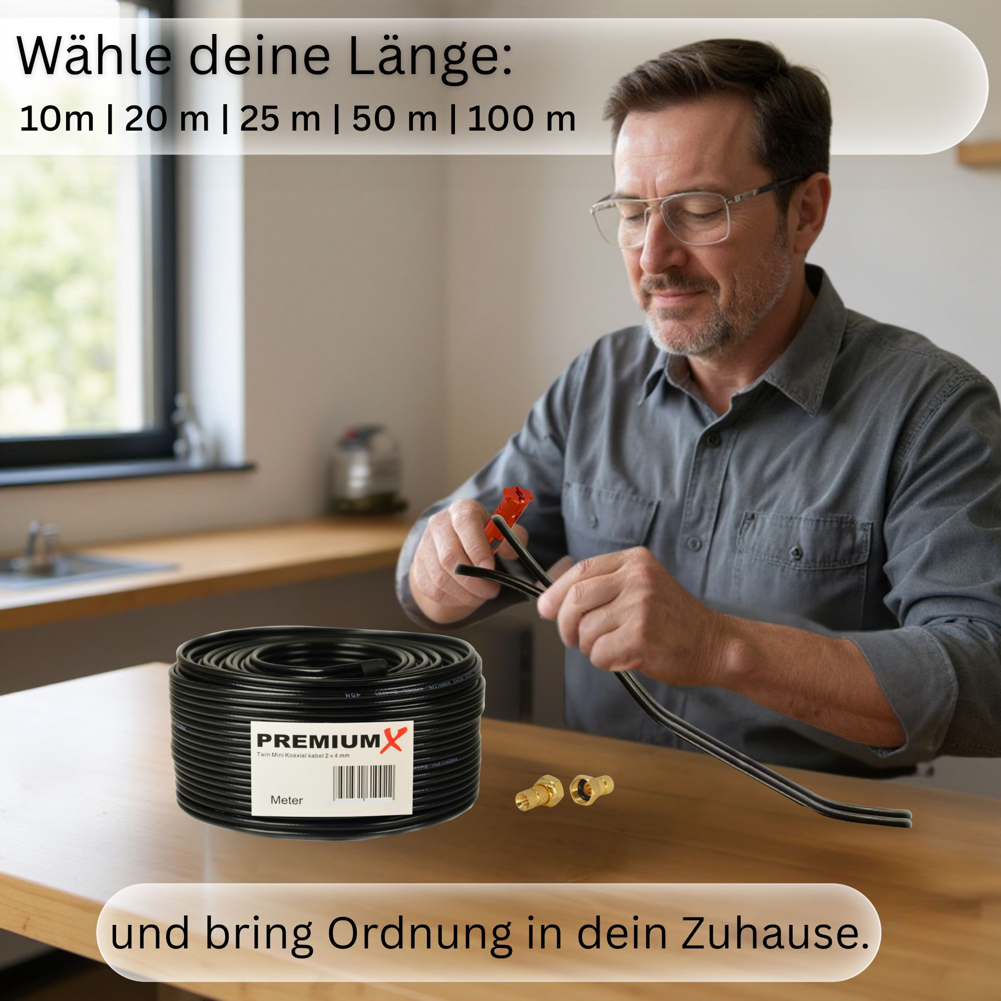 Mann schneidet ein schwarzes Kabel mit einem roten Werkzeug. Kabelrolle und Stecker liegen auf dem Tisch. Text: Wähle deine Länge.