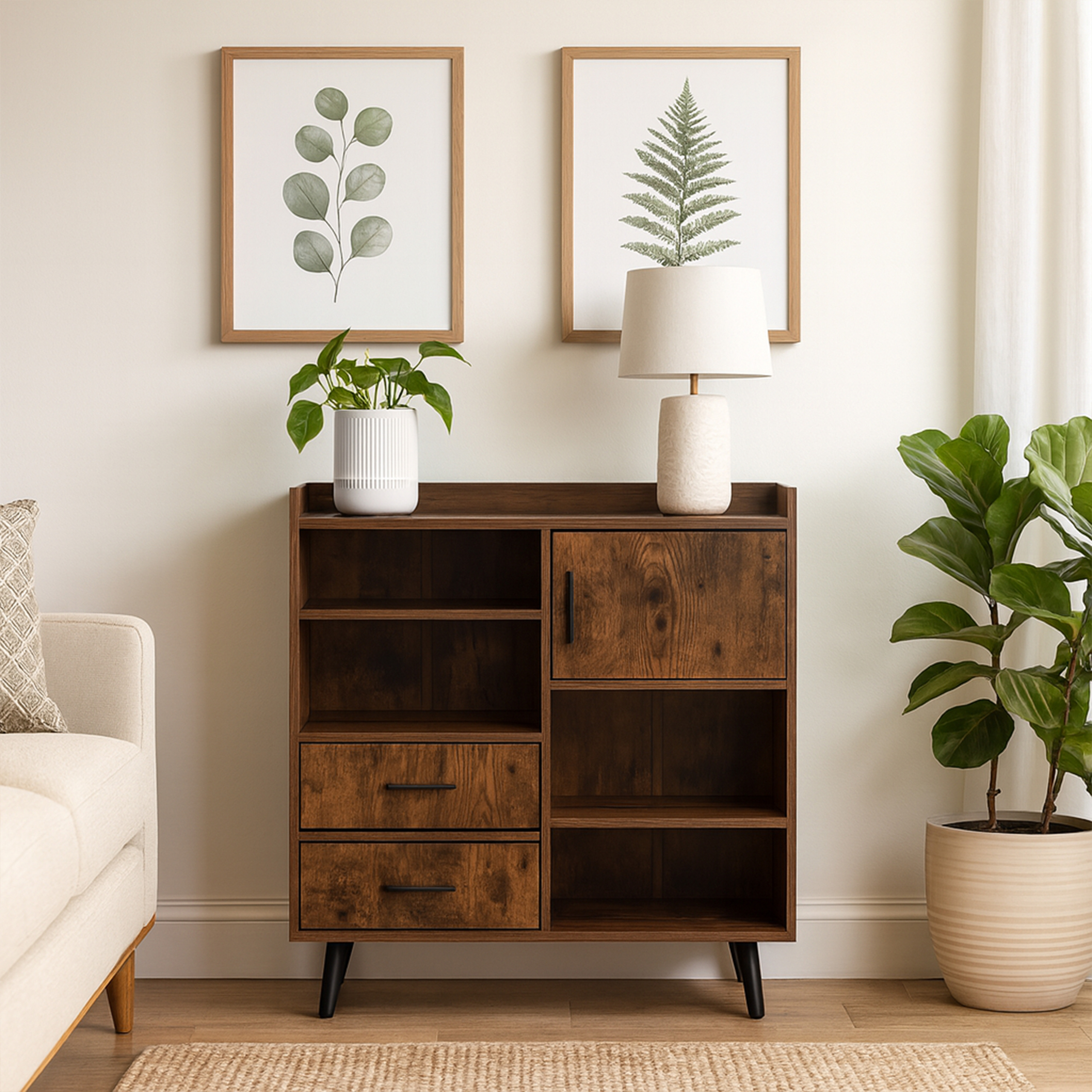 Ein dunkler Holzschrank mit Pflanzen, Bildern und einer Lampe steht vor einer weißen Wand. Auf dem Boden liegt ein beiger Teppich.