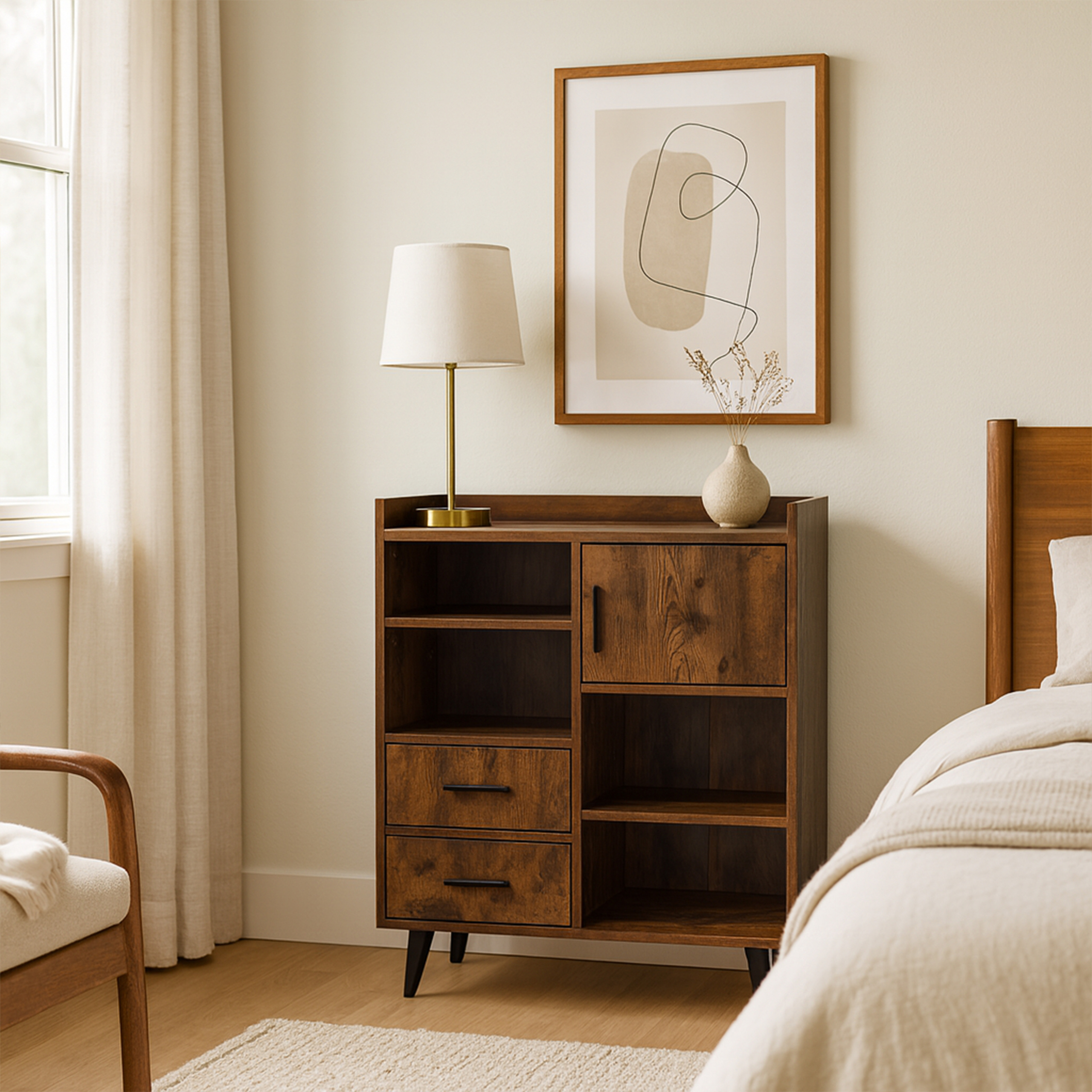 Ein Schlafzimmer mit Holzschrank, Lampe, Kunst und Bett. Links ein Fenster mit Vorhängen.