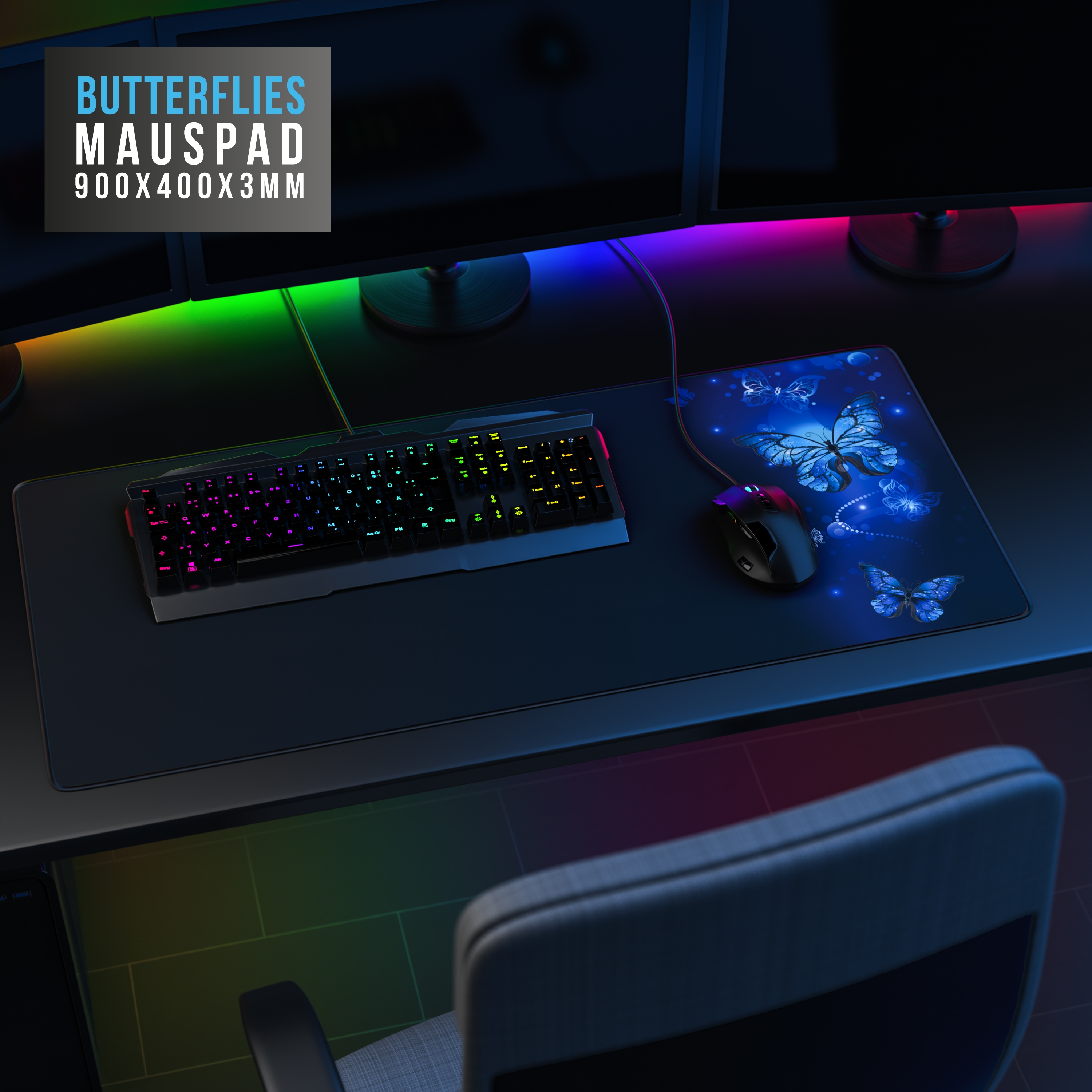 Schreibtisch-Setup mit Tastatur, Maus und Mauspad mit Schmetterlingsmotiv. Der Hintergrund umfasst Monitore und einen Stuhl.