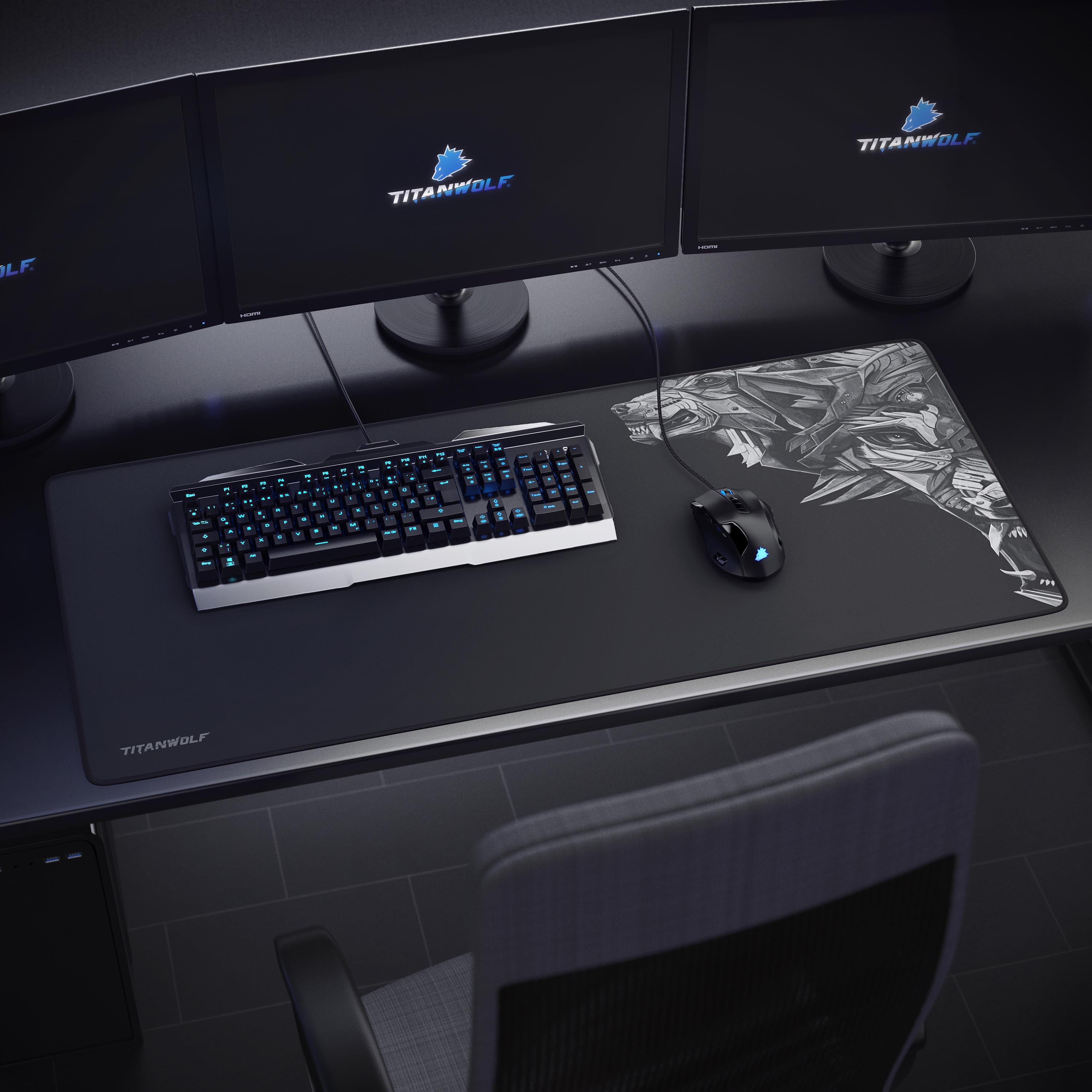 Ein Schreibtisch-Setup mit drei Monitoren, Tastatur, Maus und einem Mauspad mit Wolf-Design. Der Stuhl ist im Hintergrund.