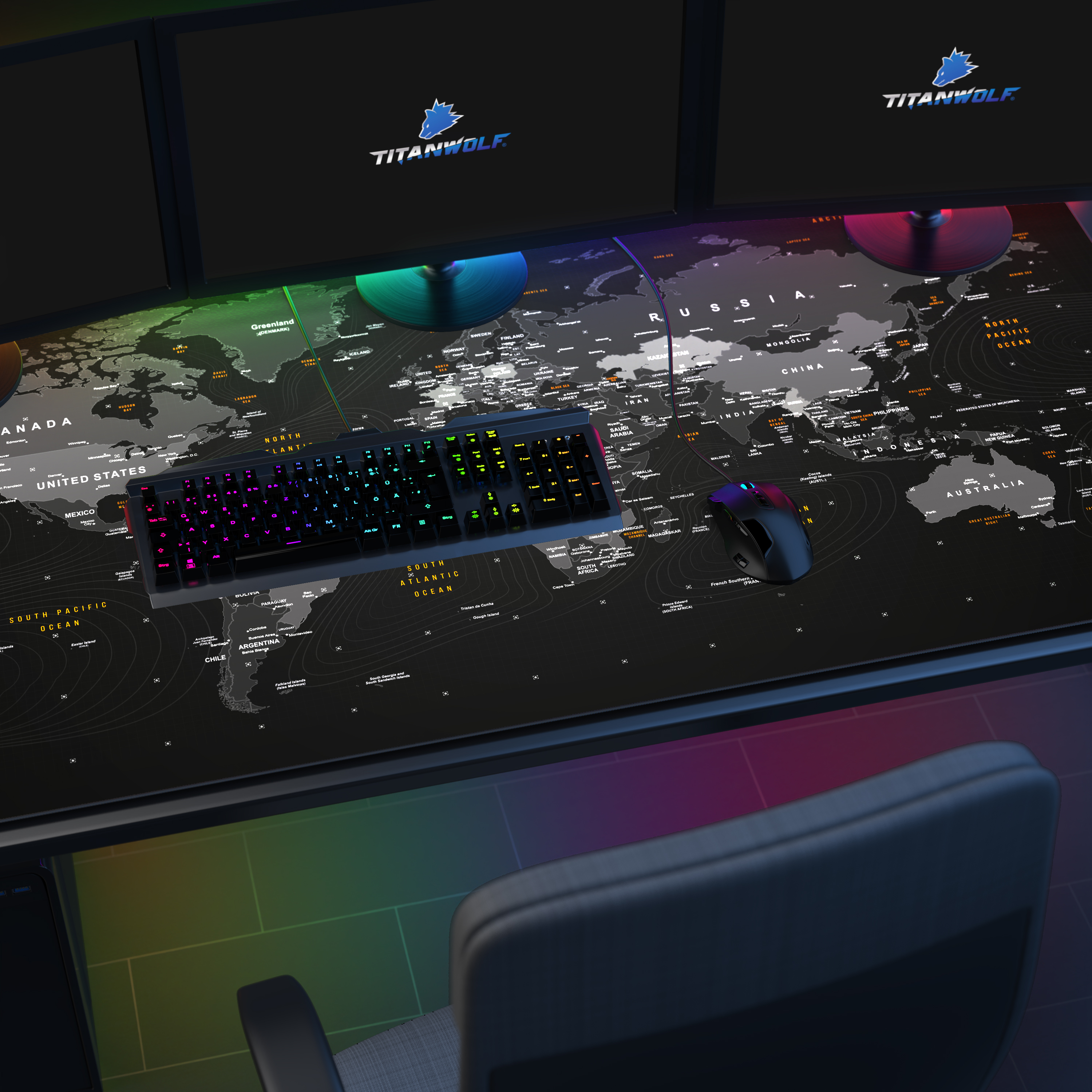 Ein Gaming-Setup mit Tastatur, Maus und Weltkarten-Mauspad unter Monitoren.