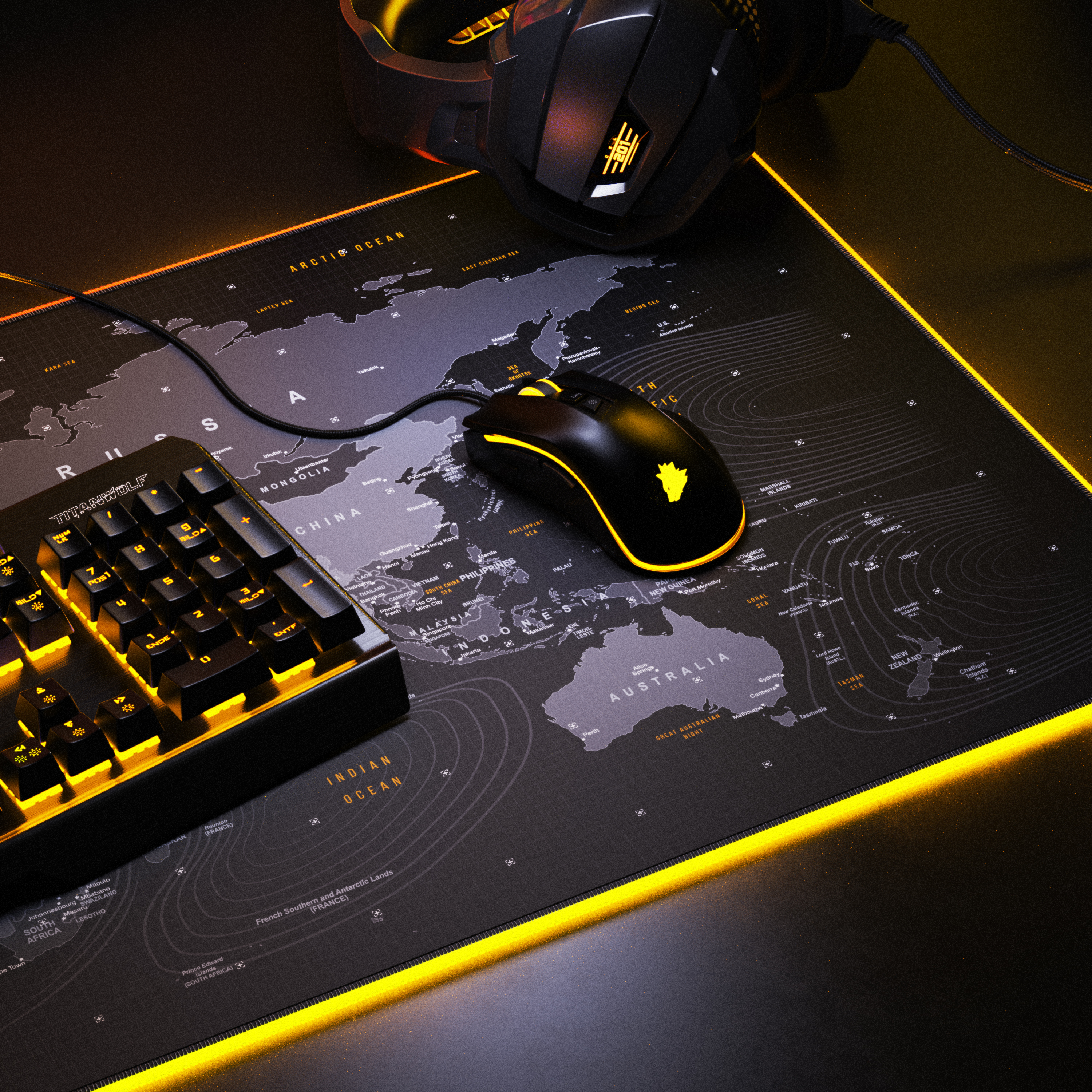 Gaming-Setup. Tastatur, Maus, Kopfhörer auf einer Mousepad mit Weltkarte und gelben Lichtern.
