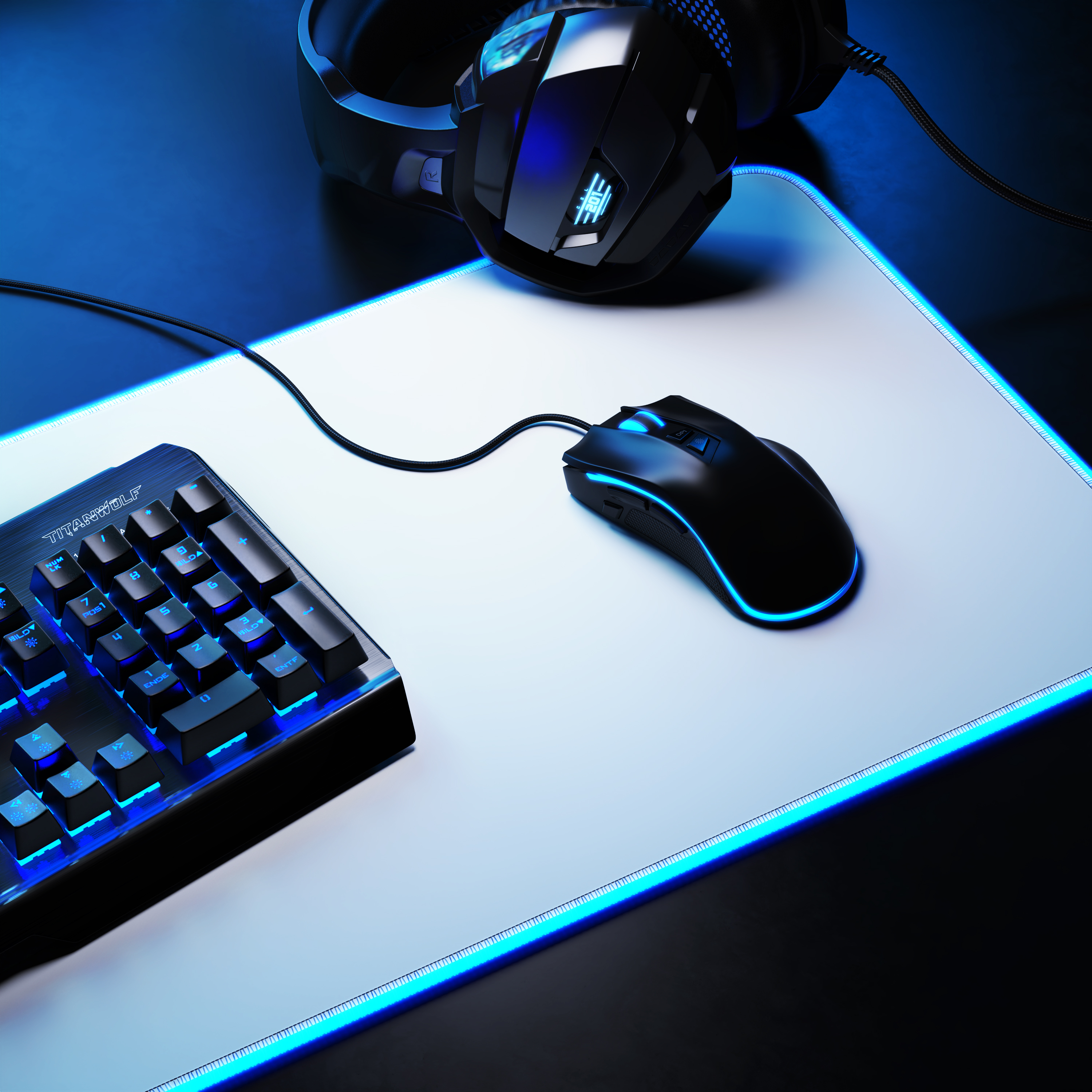 Gaming-Setup: Tastatur, Maus und Headset auf einer Matte. Alles mit blauen Lichtern. Dunkler Hintergrund.