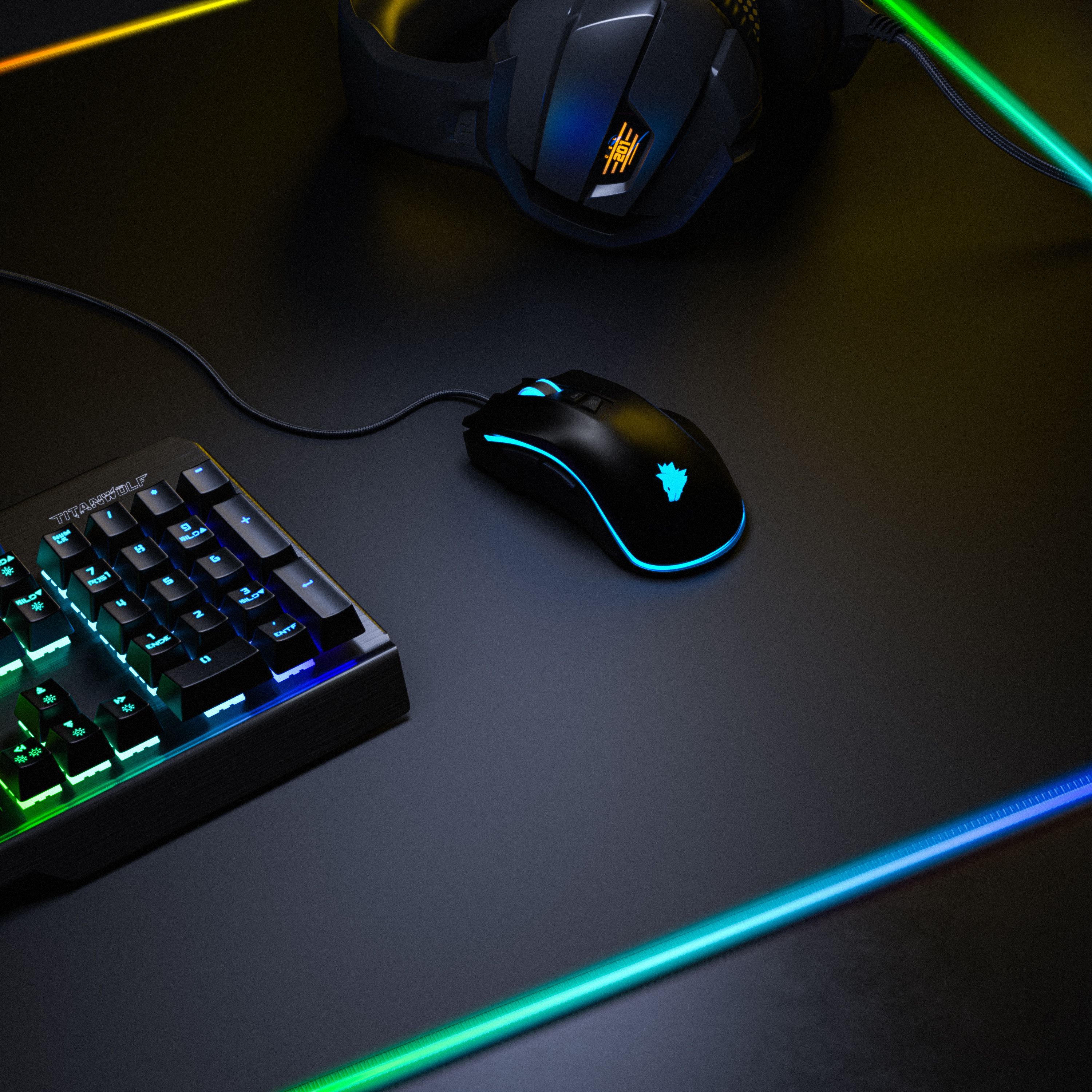 Gaming-Setup: Tastatur, Maus und Headset auf schwarzer Oberfläche mit leuchtenden Kanten und Lichtern.