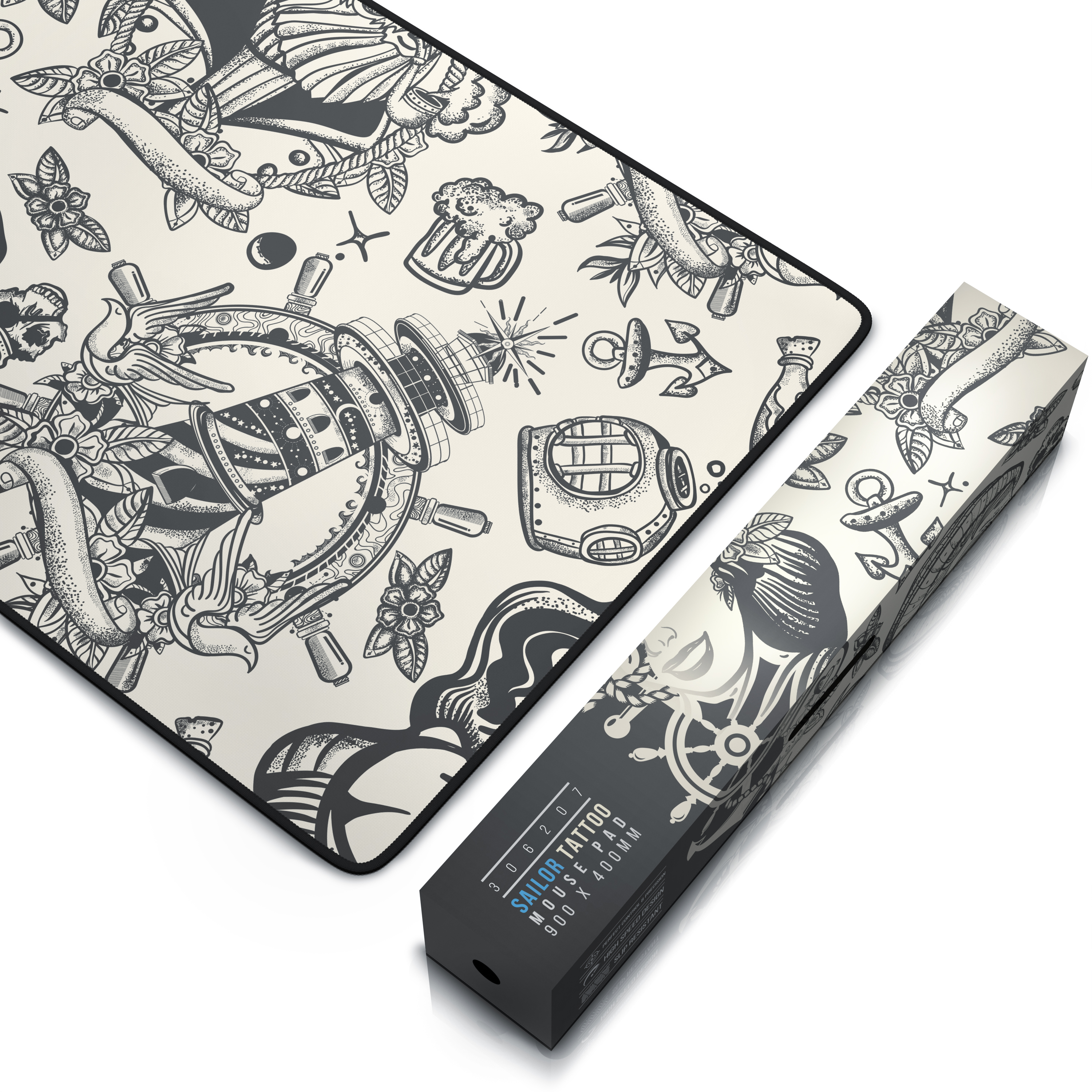 Mauspad und Schachtel mit nautischen Tattoo-Designs. Das Pad hat einen schwarzen Rand. Auf der Schachtel steht Sailor Tattoo Mouse Pad.