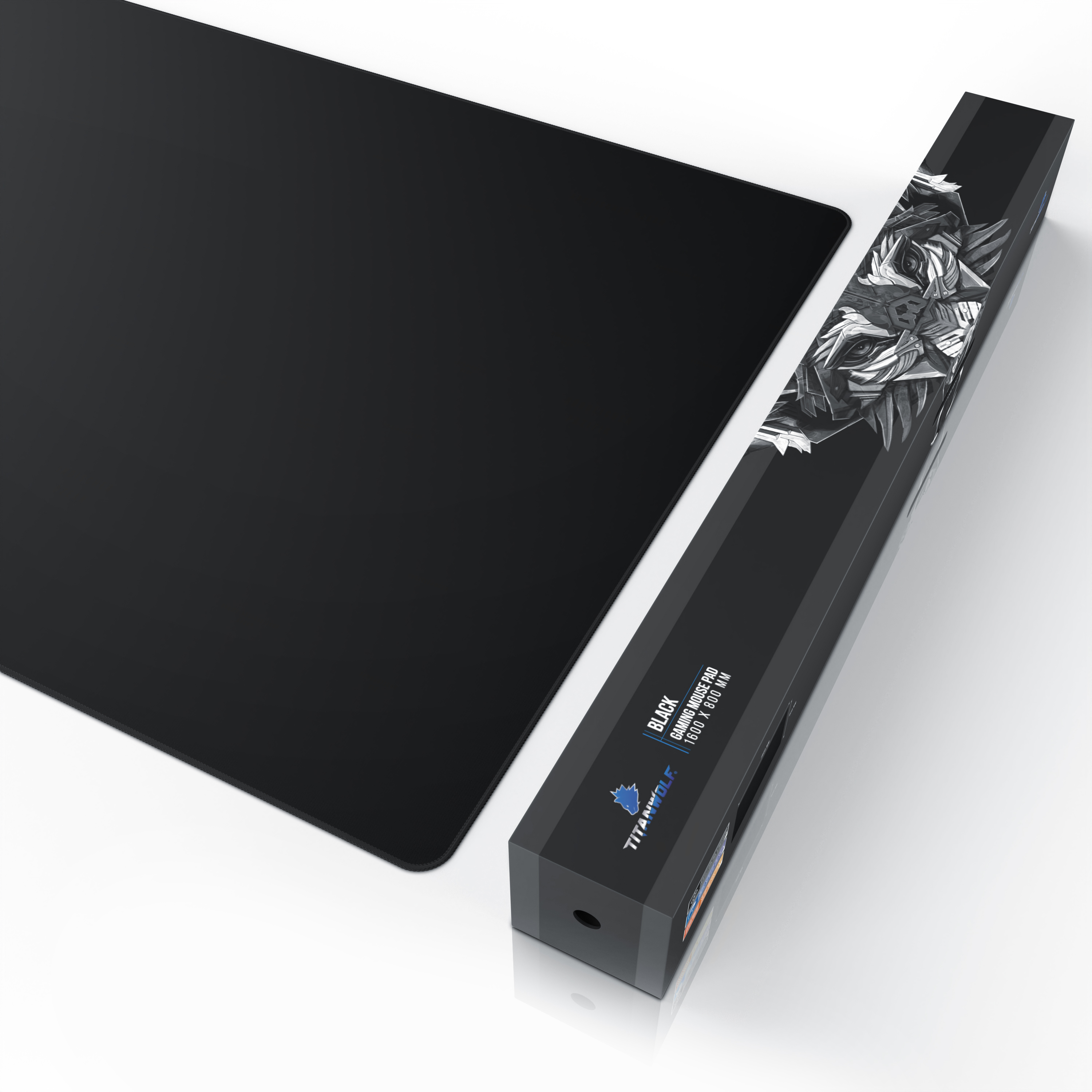 Schwarzes Mousepad mit einer Box. Die Box ist schwarz mit Wolfsdesign und Produktinfo. Weißer Hintergrund.