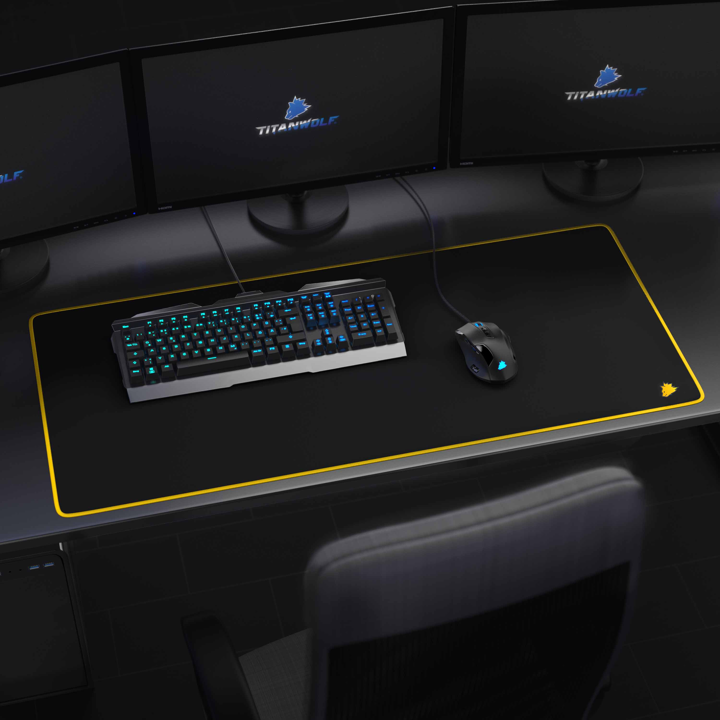 Ein Gaming-Setup mit drei Monitoren, Tastatur, Maus und Mauspad. Die Monitore zeigen das Titanwolf-Logo.