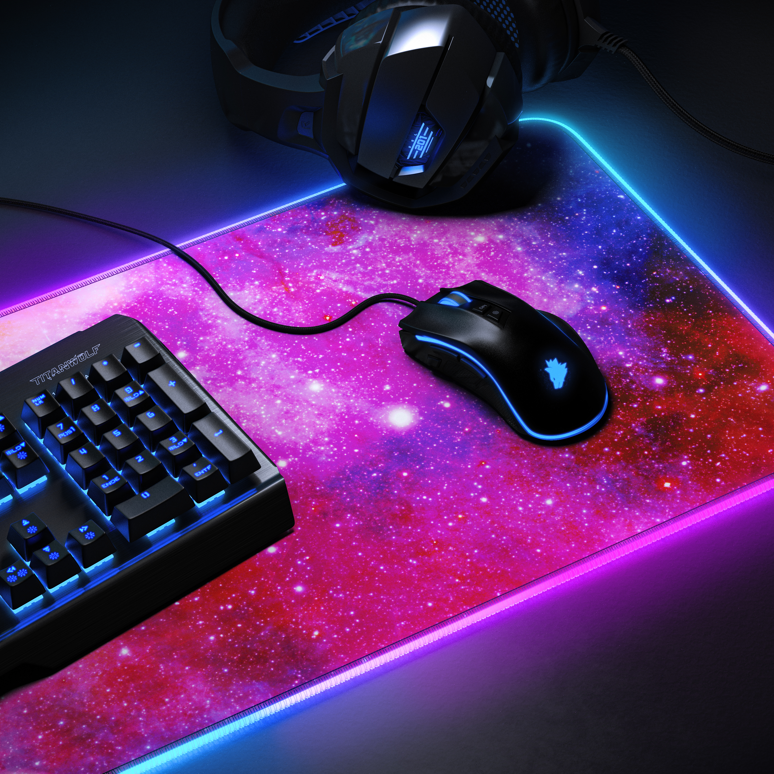 Gaming-Setup mit Tastatur, Maus, Kopfhörern auf einem Mauspad im Galaxiestil mit blau-lila Beleuchtung.