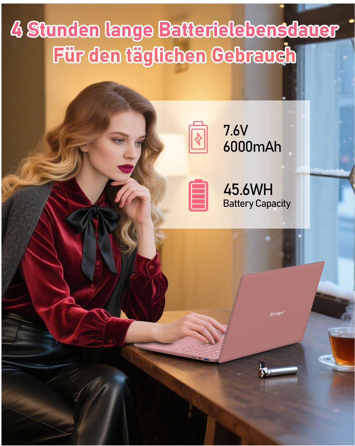Frau mit Laptop. Der Laptop ist rosa. Der Text oben sagt Akkulaufzeit. Akkuspezifikationen sind angegeben. Tee auf dem Tisch.