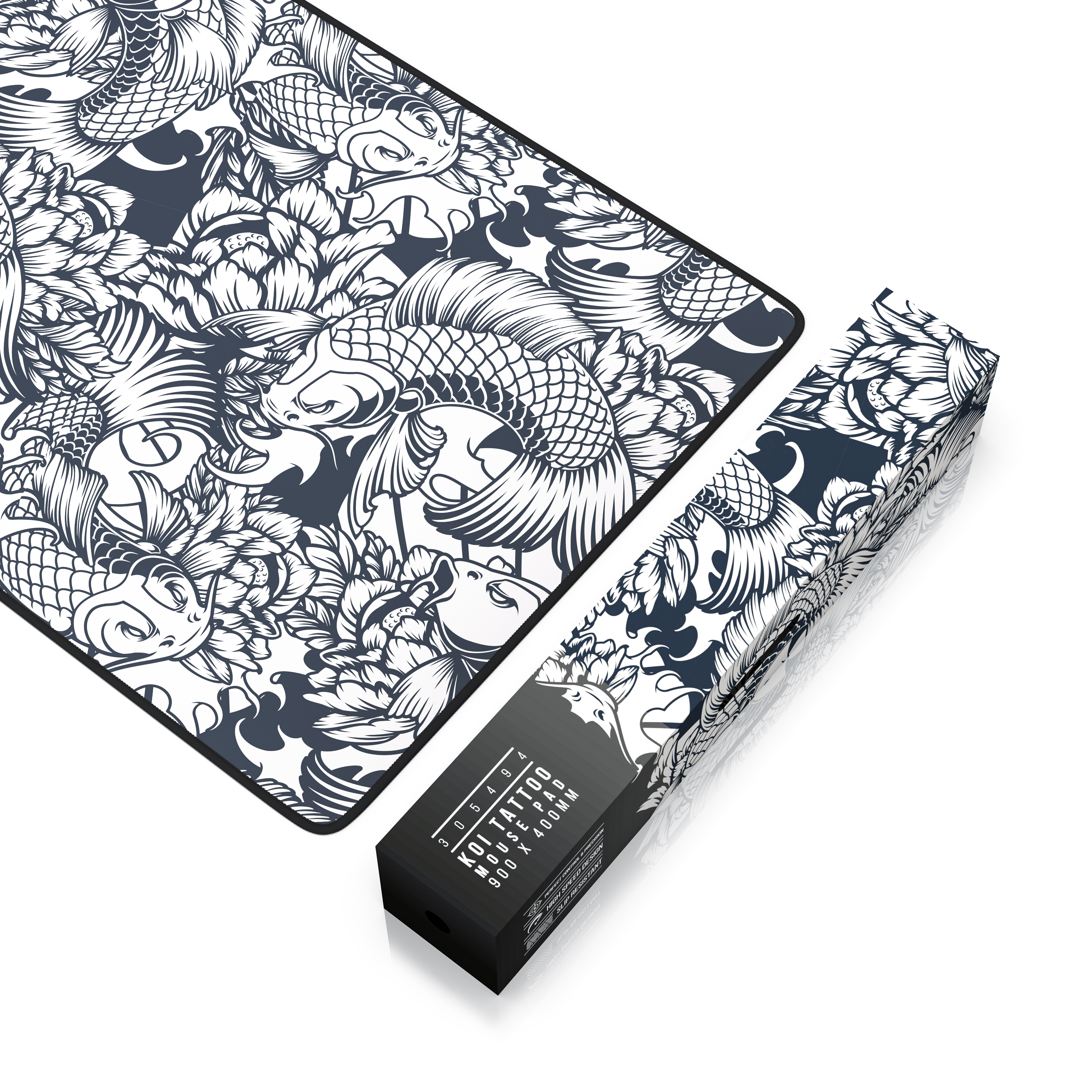 Ein Mauspad und eine Schachtel mit Koi-Fischen und floralem Muster in Schwarz und Weiß. Die Box hat Produktinfo.