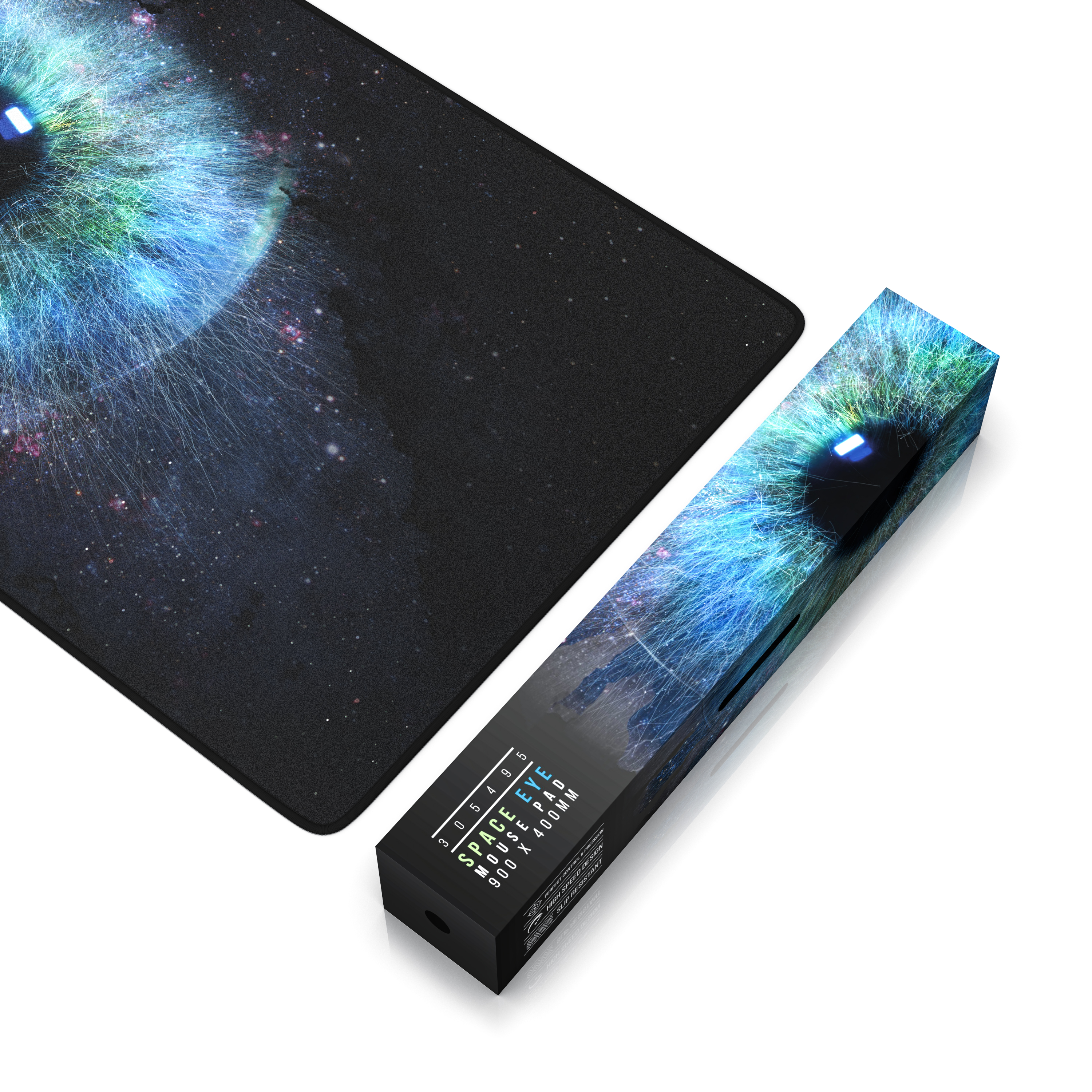 Ein Mauspad und eine Schachtel mit Augendesign, blauen und grünen Farben und einem Sternenhintergrund. Auf der Schachtel steht SPACE EYE.
