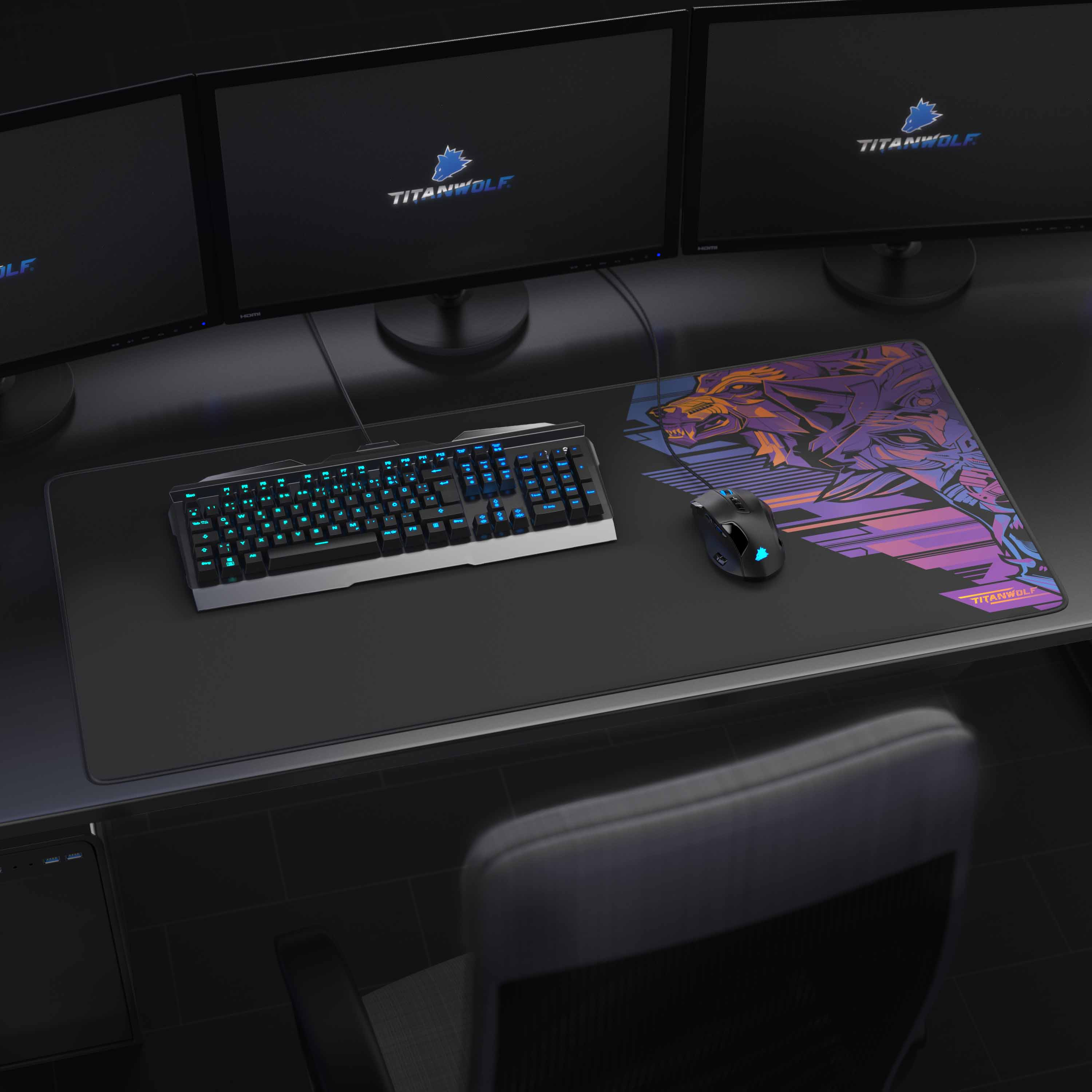Ein Gaming-Setup mit drei Monitoren, einer Tastatur, einer Maus und einem Mauspad mit Wolfsdesign. Der Stuhl ist im Hintergrund.