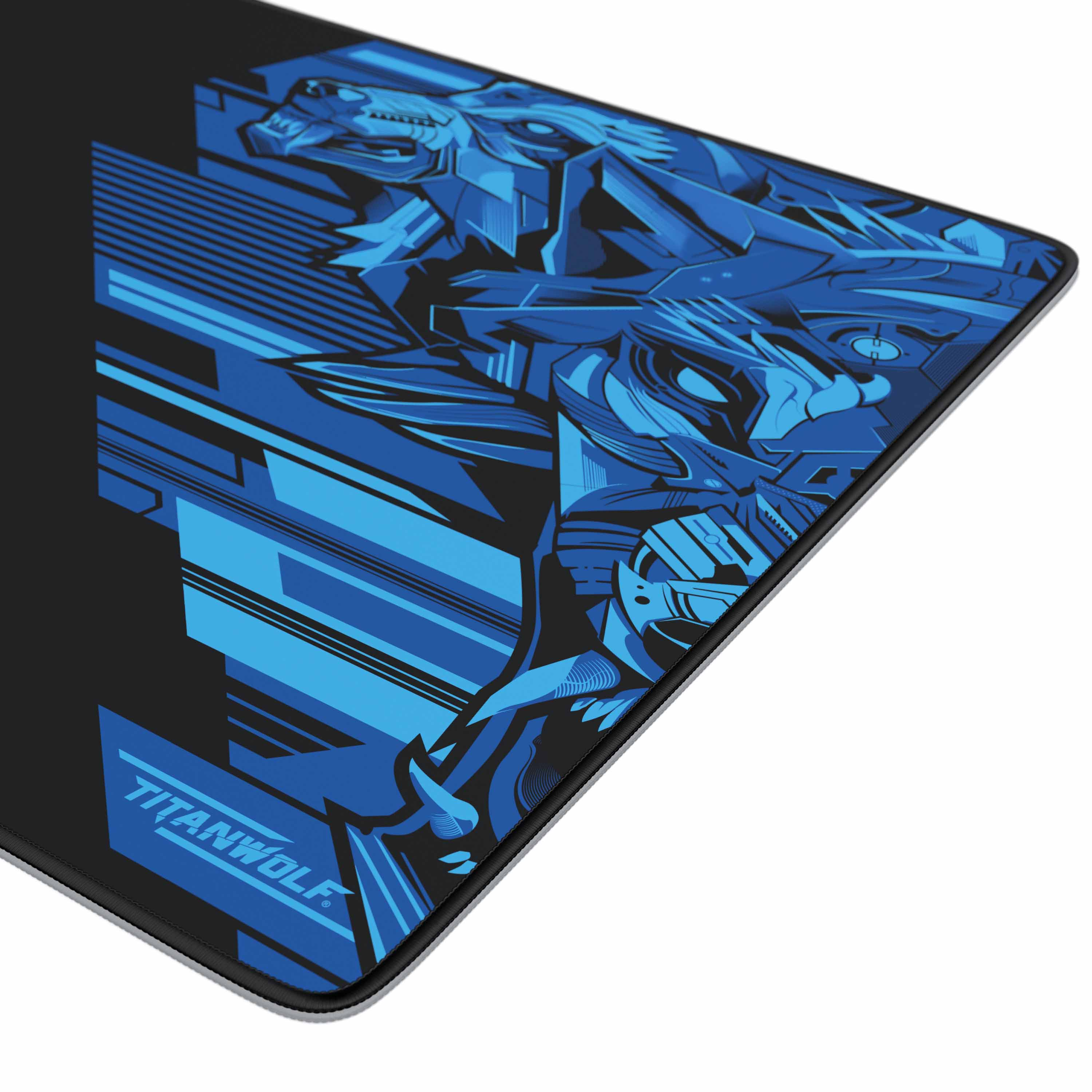 Ein blau-schwarzes Titanwolf-Mauspad. Es zeigt ein geometrisches Wolfsdesign und den Markennamen.