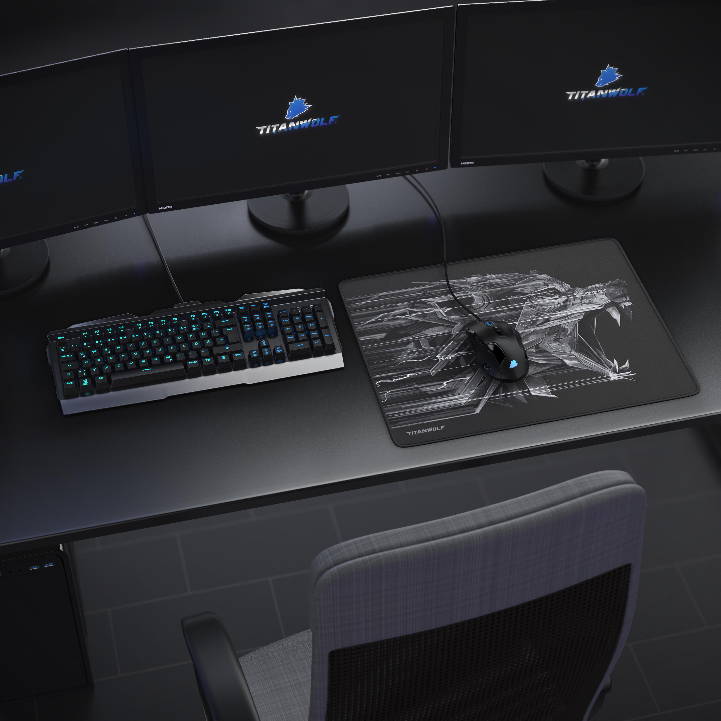 Schreibtisch mit drei Monitoren, Tastatur, Maus und Mauspad mit Wolfsdesign. Ein Stuhl ist ebenfalls vorhanden.