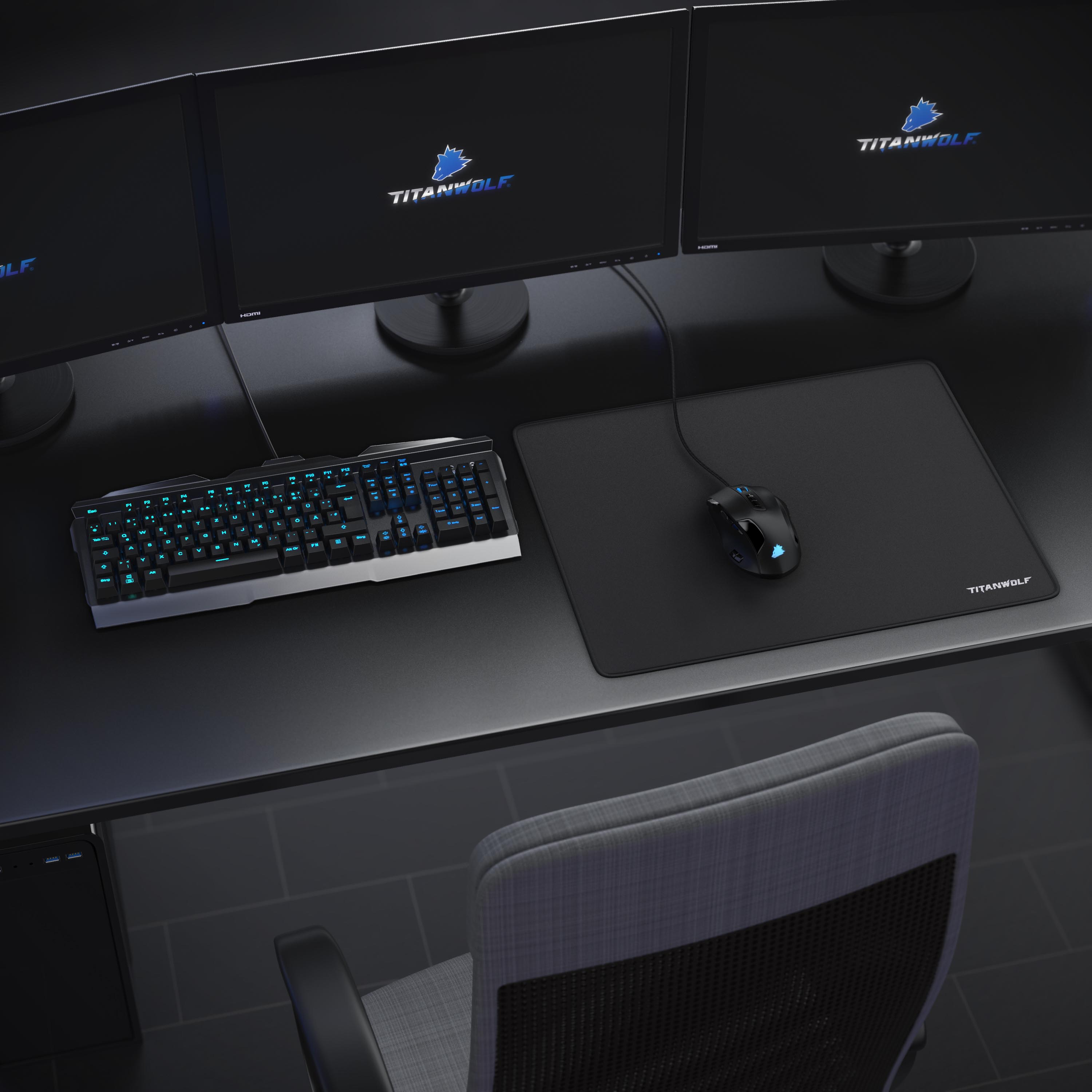 Ein Gaming-Setup mit drei Monitoren, einer Tastatur, einer Maus und einem Mauspad. Die Monitore zeigen das Titanwolf-Logo.