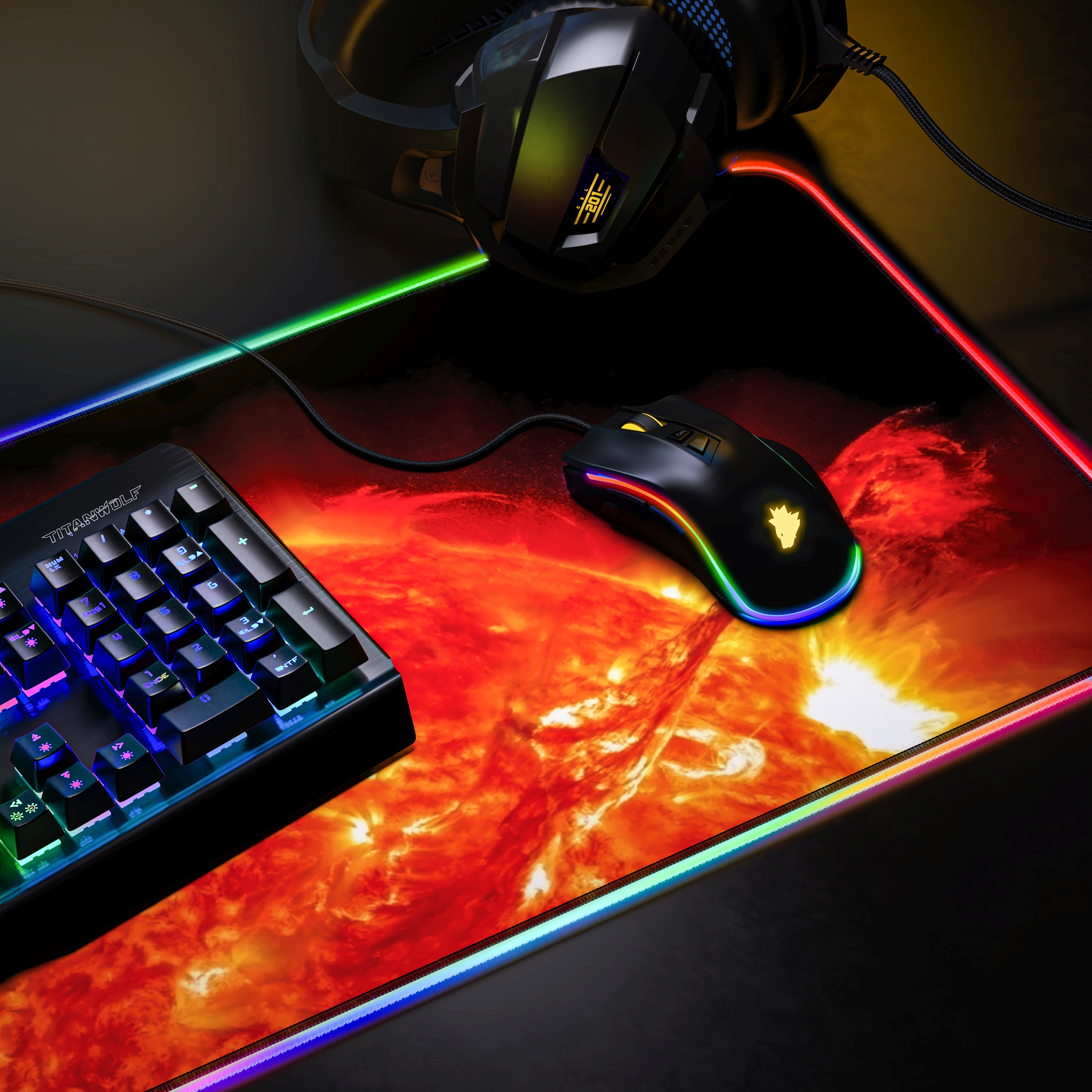 Gaming-Setup mit Tastatur, Maus und Headset. Das Mauspad hat ein Sonnendesign und LED-Kanten. Die Tastatur ist schwarz.