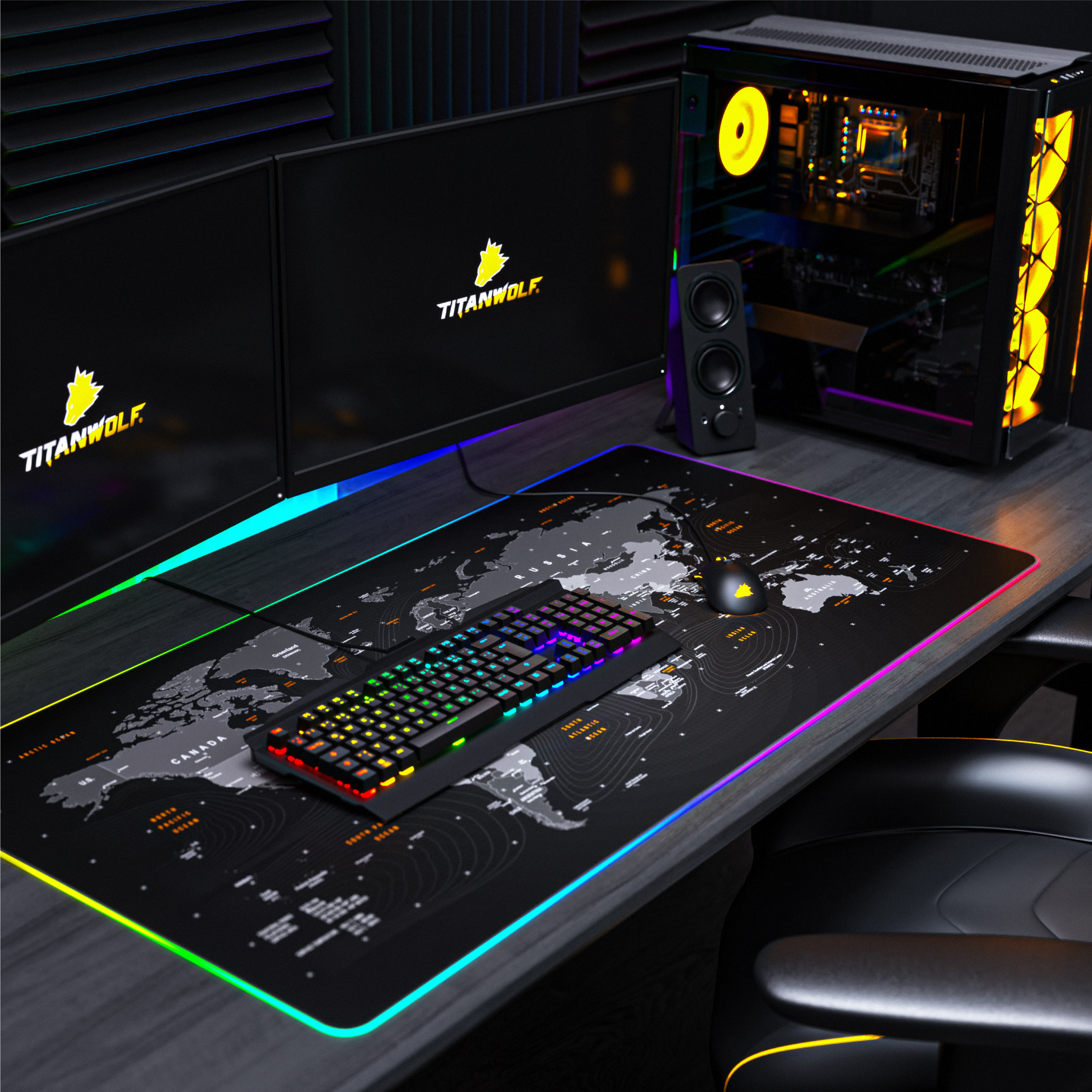 Gaming-Setup mit Tastatur, Maus, zwei Monitoren und einem PC. Ein Weltkarten-Mauspad und ein Gaming-Stuhl sind ebenfalls sichtbar.